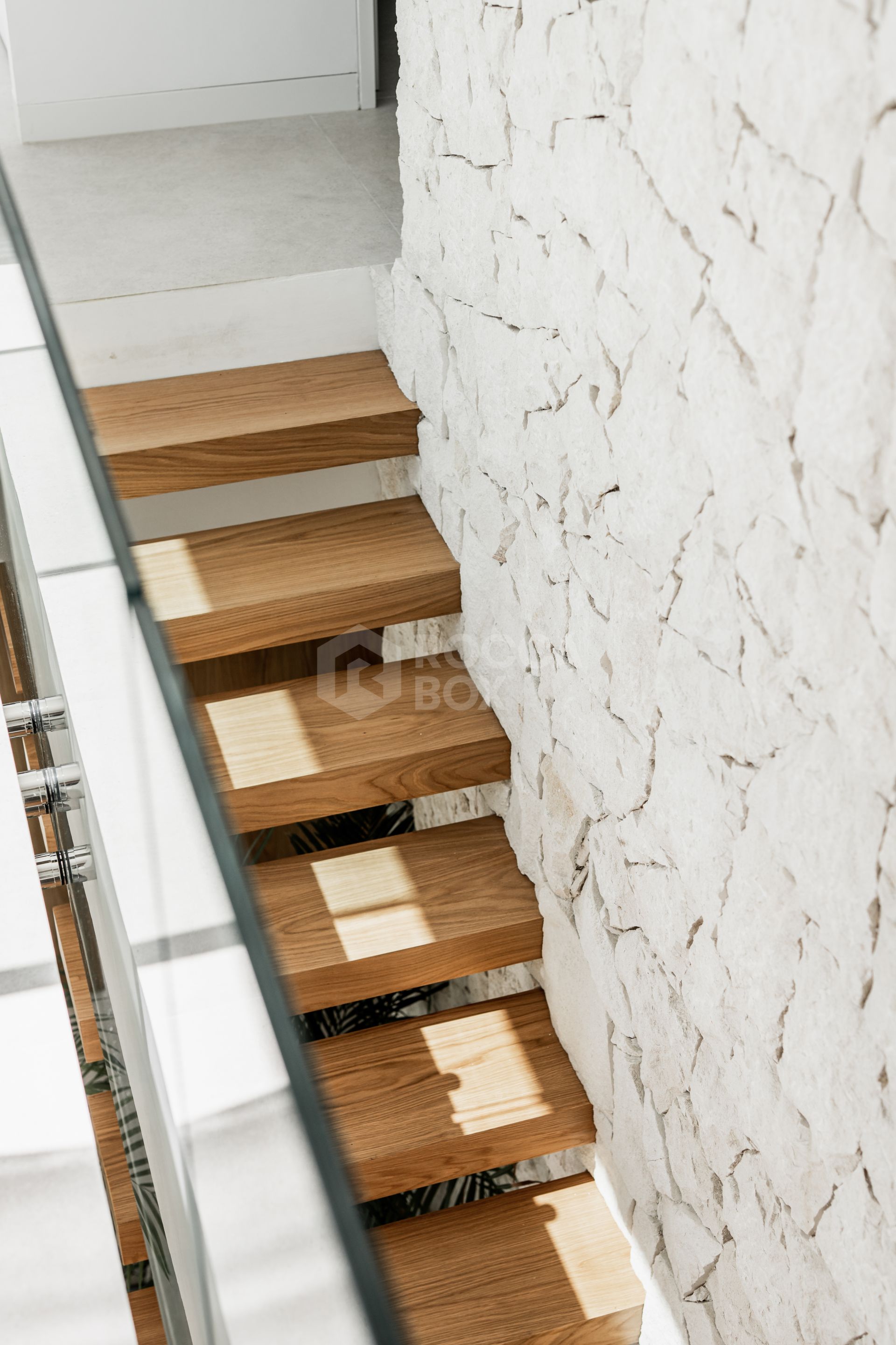 Exquisite Scandinavian-Style Villa with Luxurious Features in Nueva Andalucia