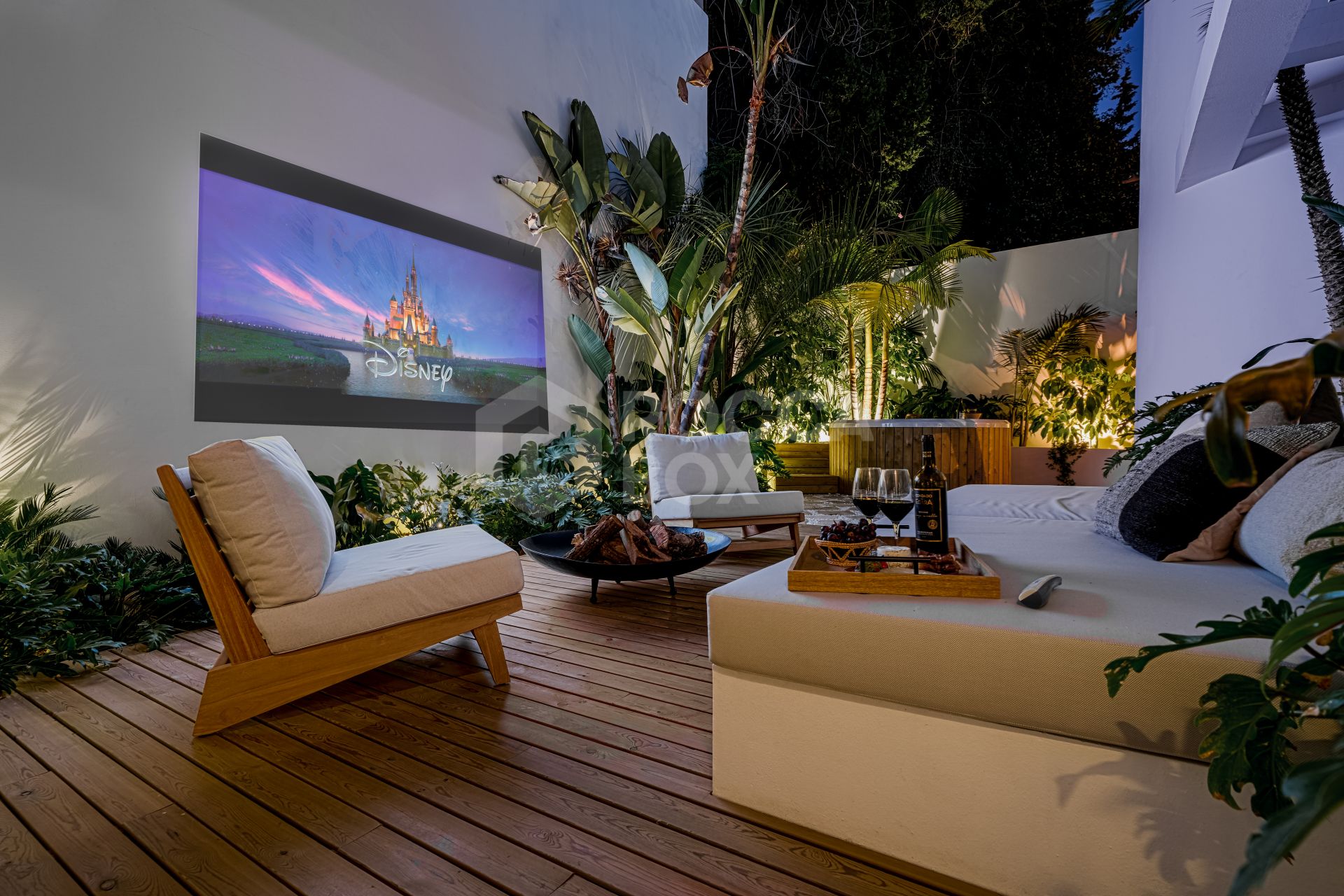 Exquisite Scandinavian-Style Villa with Luxurious Features in Nueva Andalucia