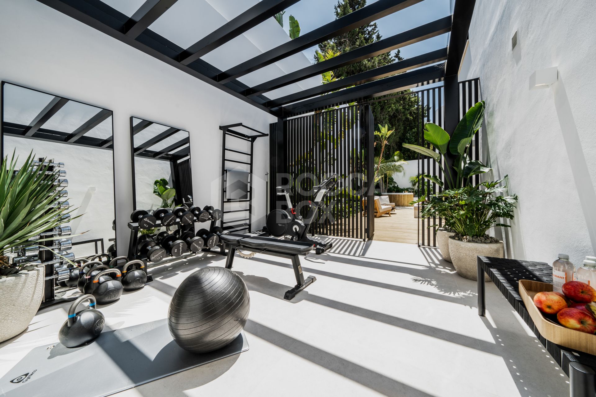 Exquisite Scandinavian-Style Villa with Luxurious Features in Nueva Andalucia