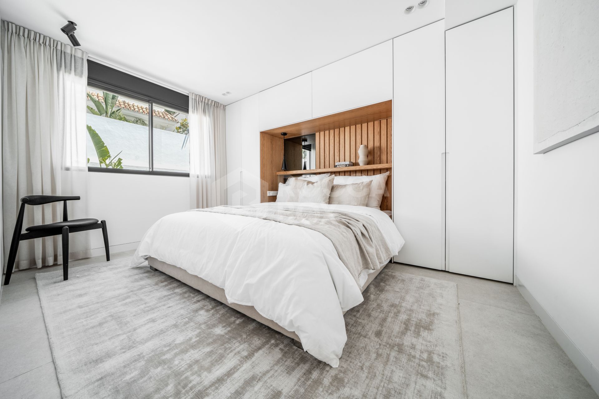 Exquisite Scandinavian-Style Villa with Luxurious Features in Nueva Andalucia