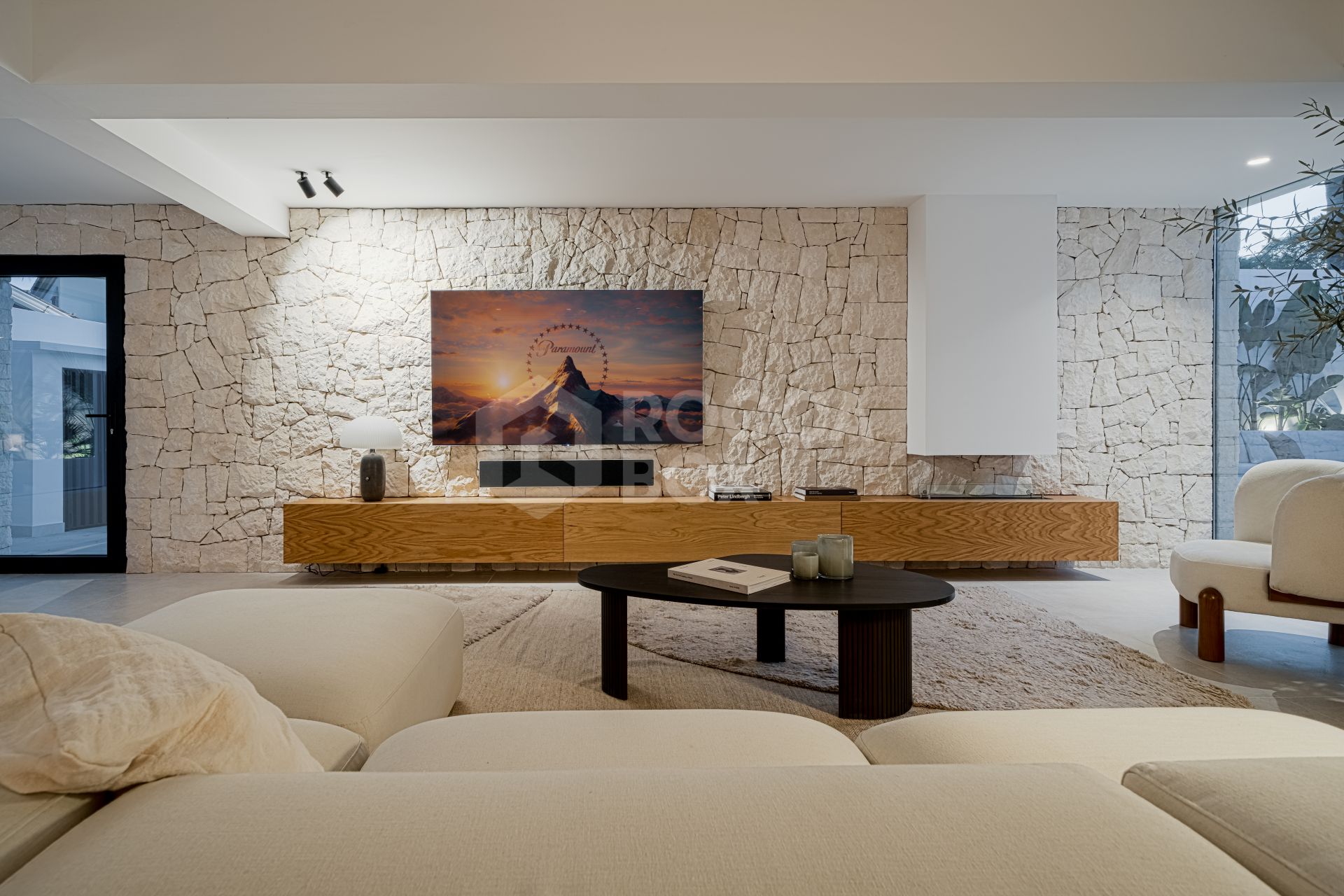 Exquisite Scandinavian-Style Villa with Luxurious Features in Nueva Andalucia