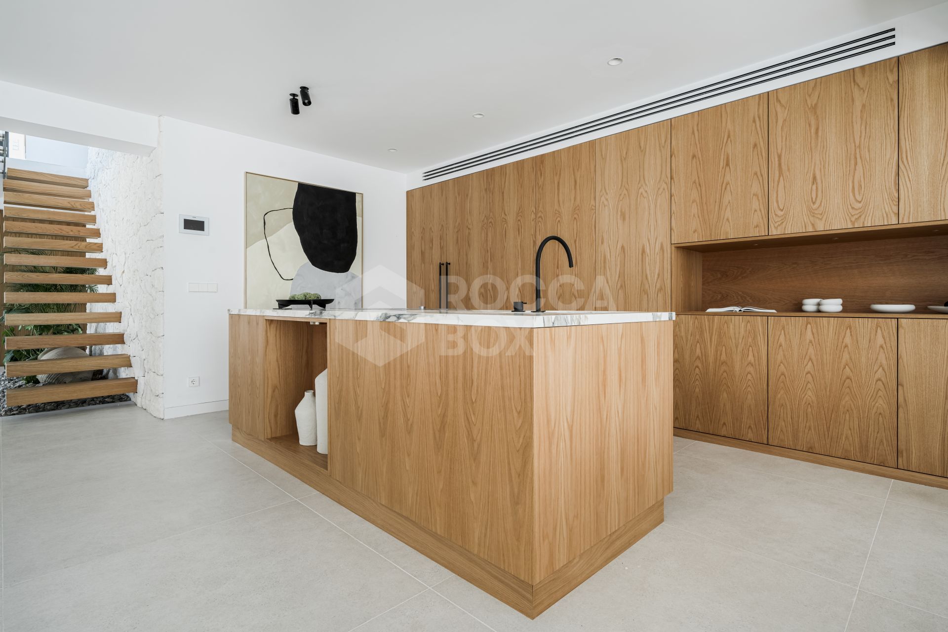 Exquisite Scandinavian-Style Villa with Luxurious Features in Nueva Andalucia