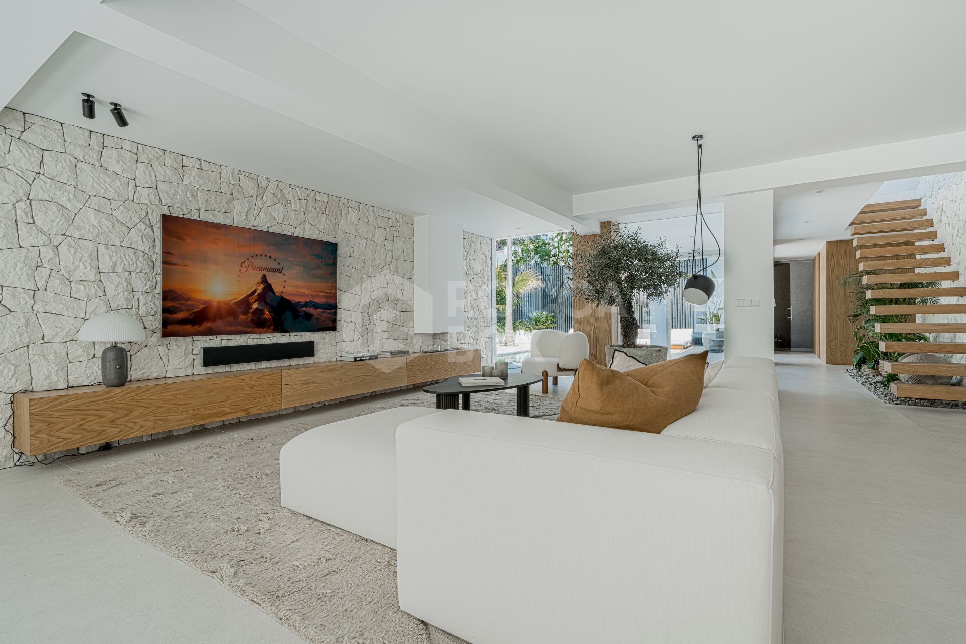 Exquisite Scandinavian-Style Villa with Luxurious Features in Nueva Andalucia