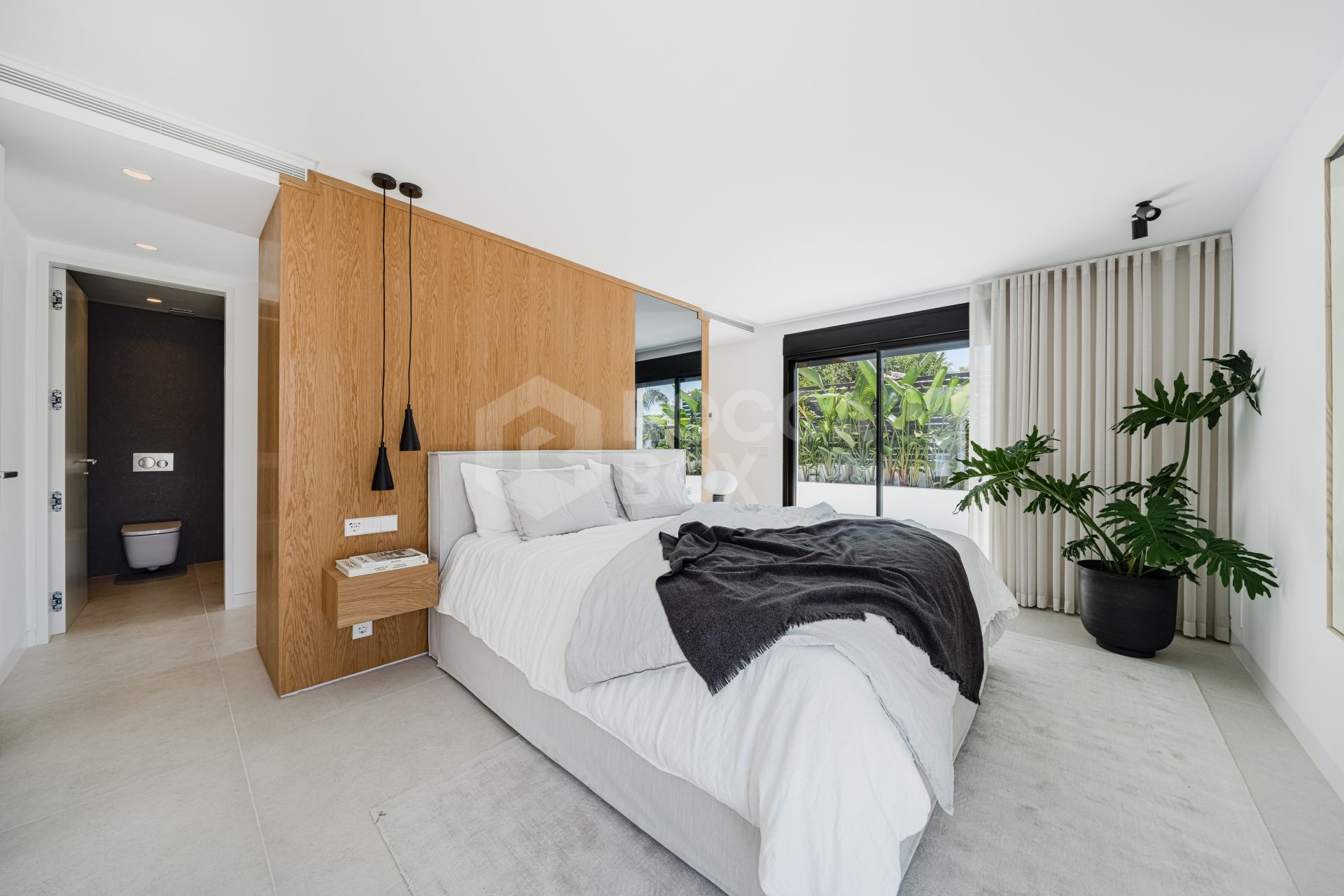 Exquisite Scandinavian-Style Villa with Luxurious Features in Nueva Andalucia