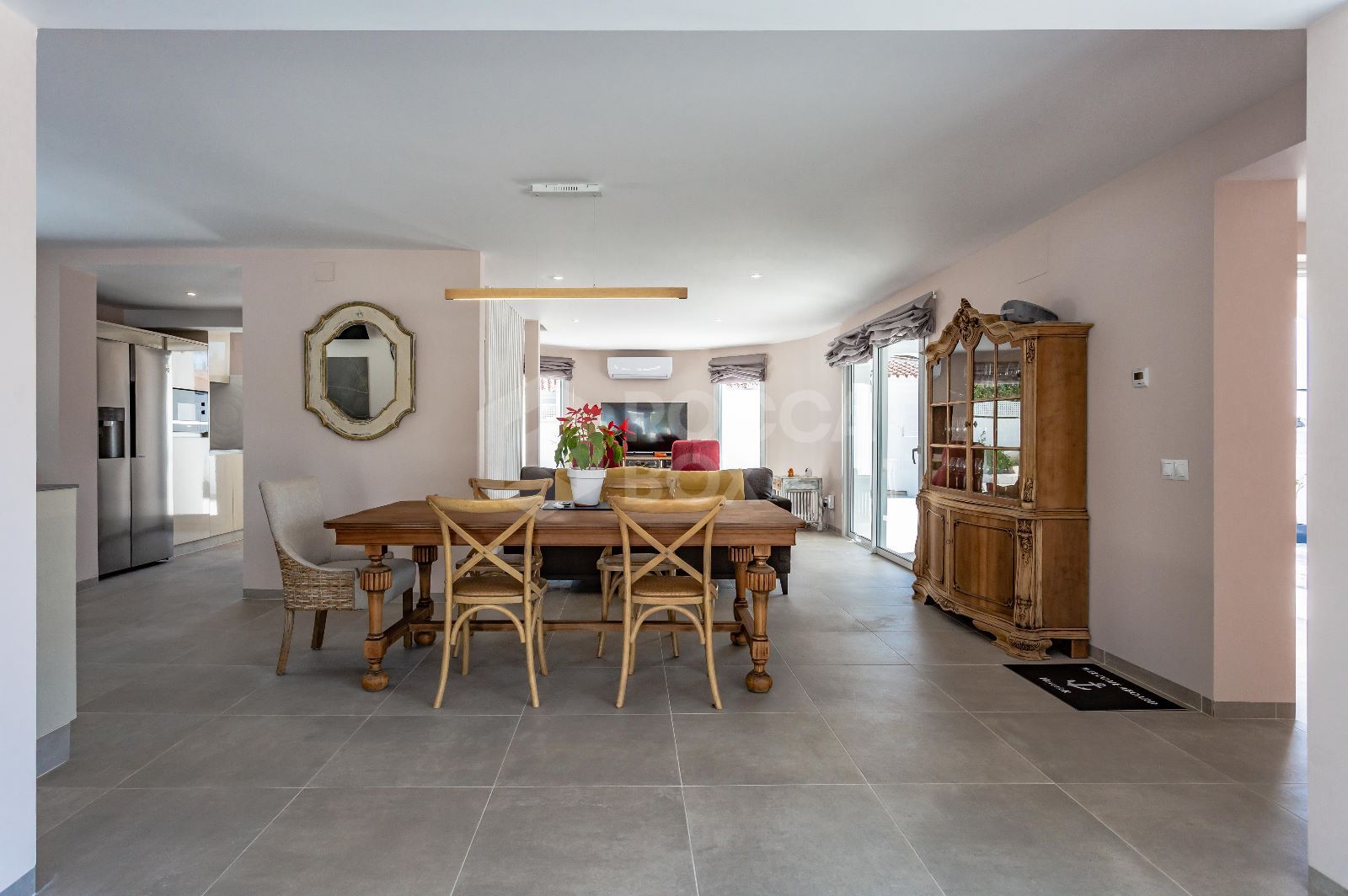 Exquisite Refurbished Villa in Estepona's Desirable Valle Romano.