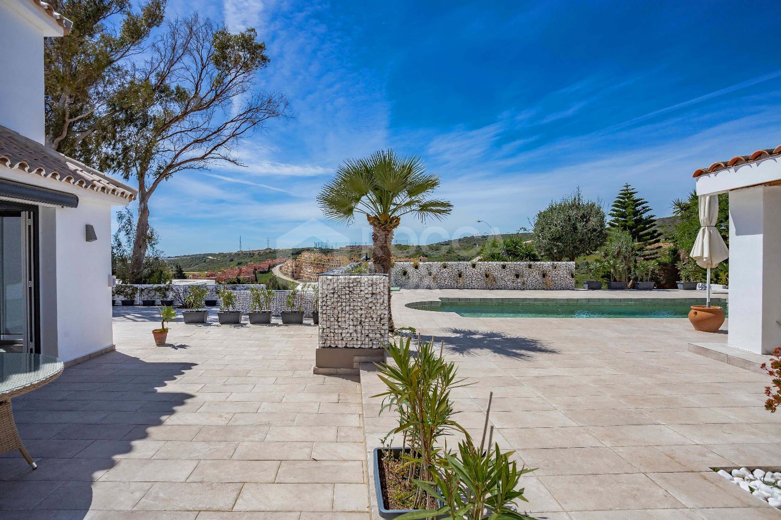 Exquisite Refurbished Villa in Estepona's Desirable Valle Romano.