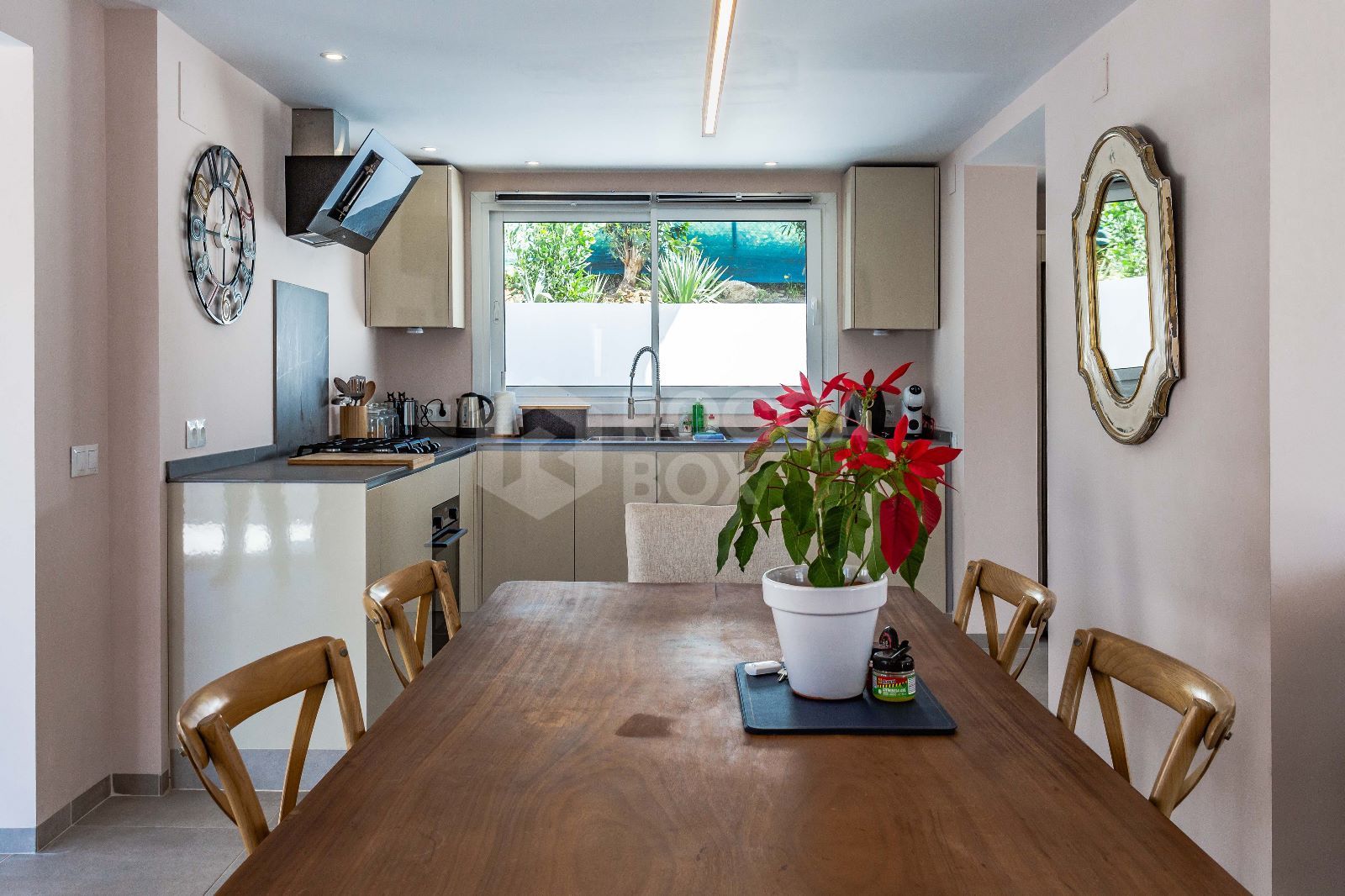 Exquisite Refurbished Villa in Estepona's Desirable Valle Romano.