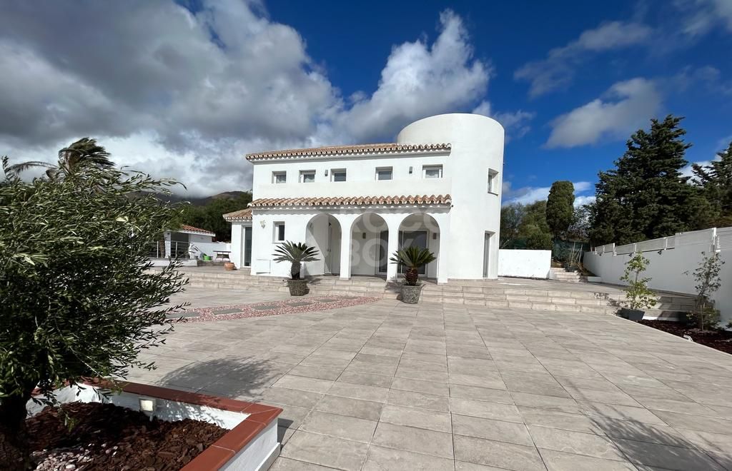 Exquisite Refurbished Villa in Estepona's Desirable Valle Romano.