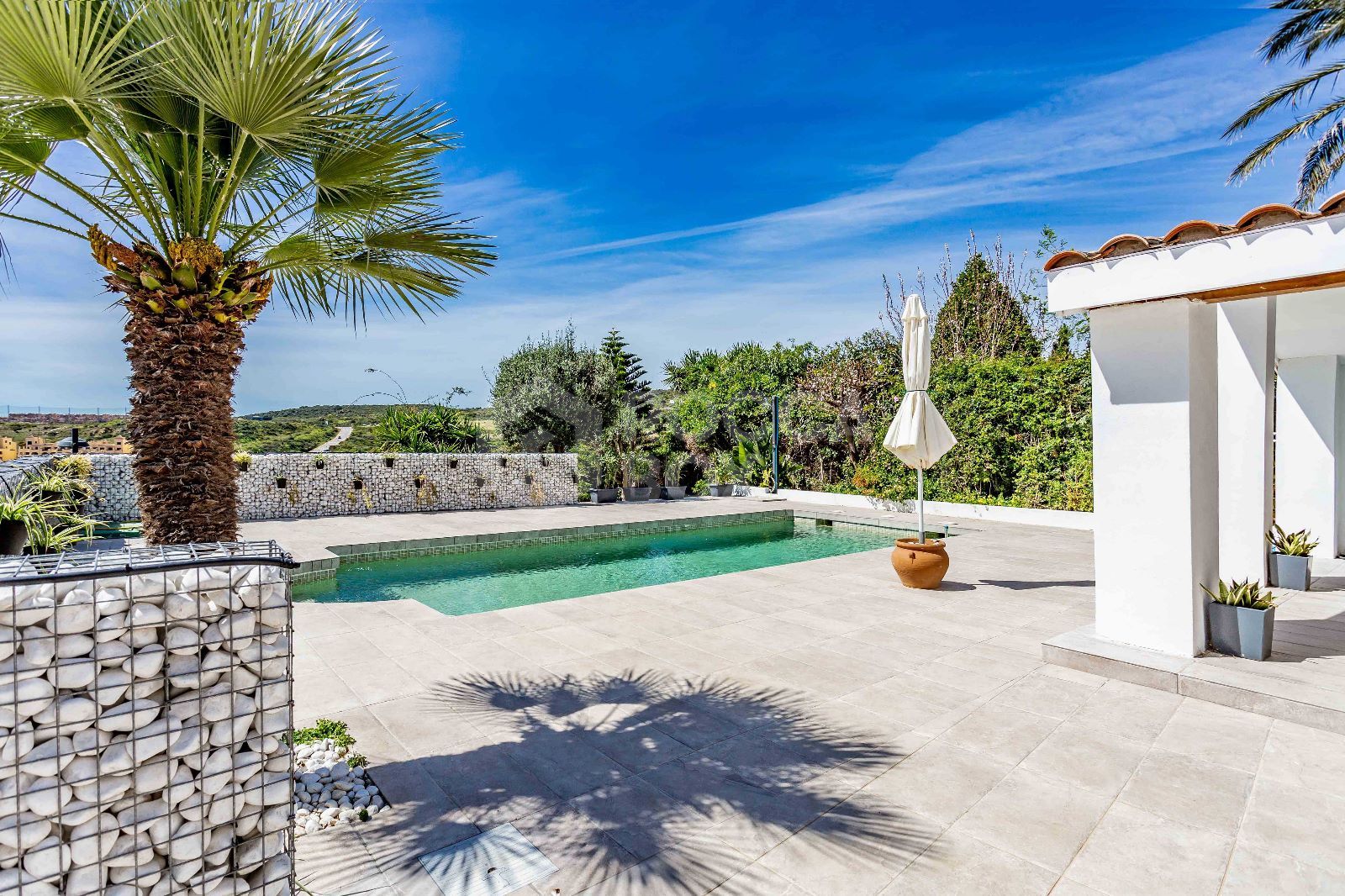 Exquisite Refurbished Villa in Estepona's Desirable Valle Romano.