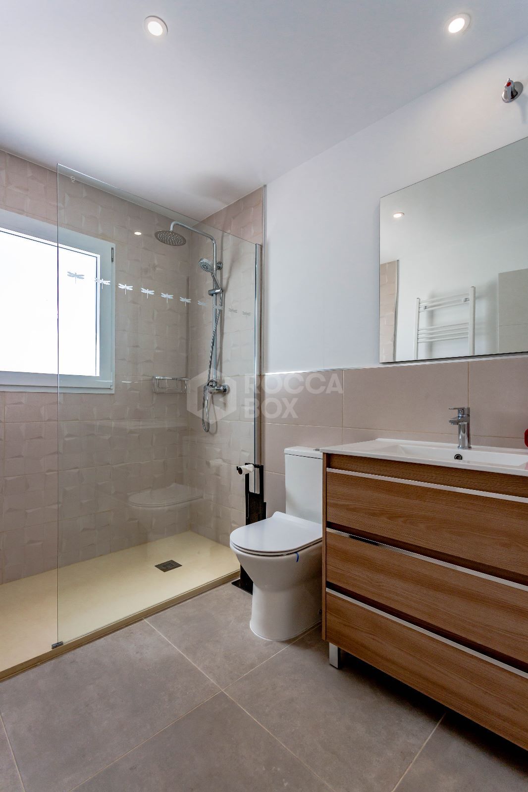Exquisite Refurbished Villa in Estepona's Desirable Valle Romano.