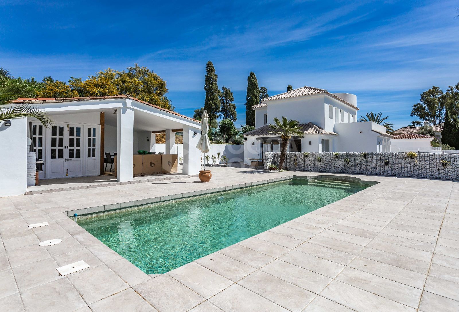 Exquisite Refurbished Villa in Estepona's Desirable Valle Romano.