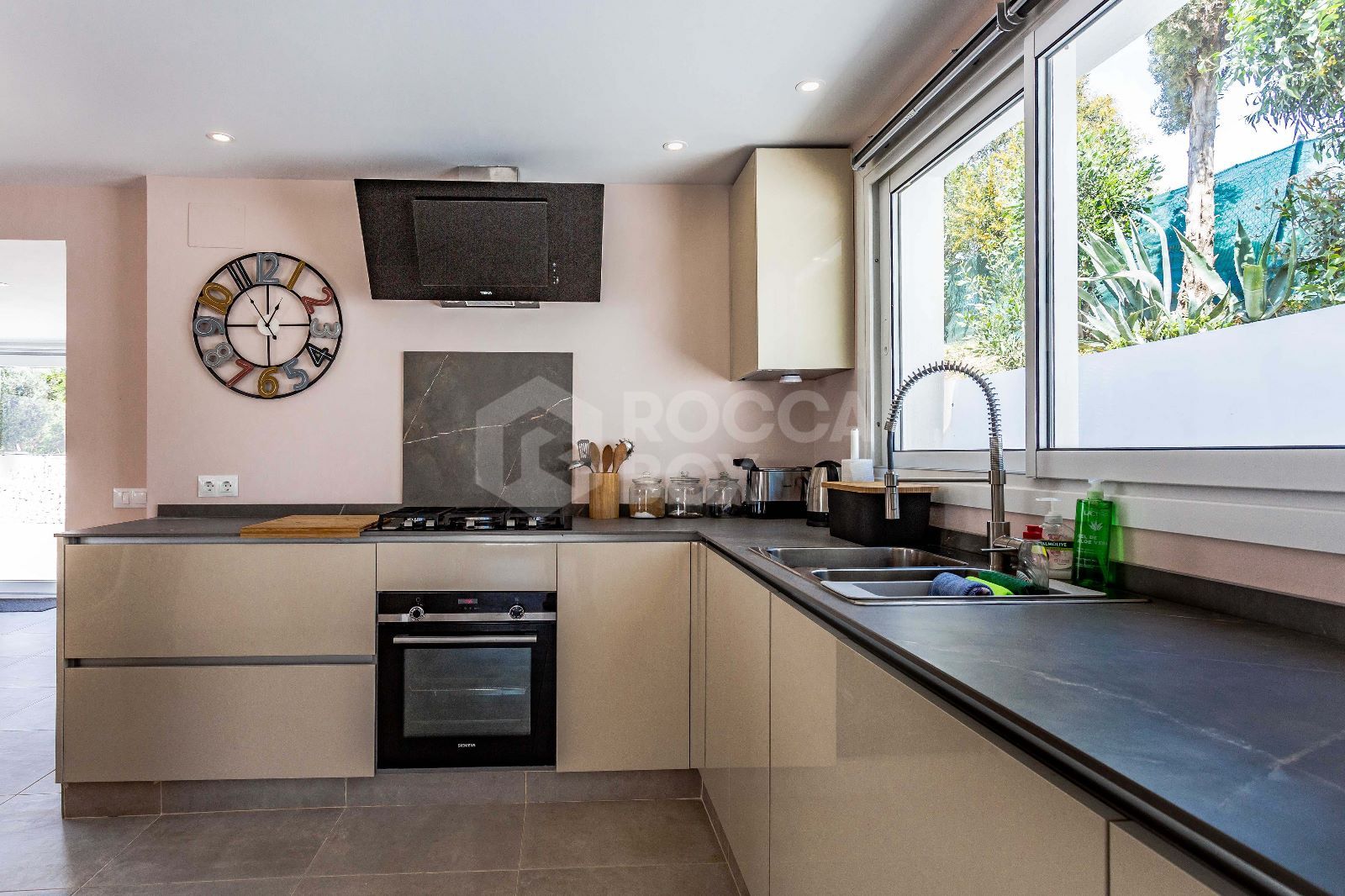 Exquisite Refurbished Villa in Estepona's Desirable Valle Romano.