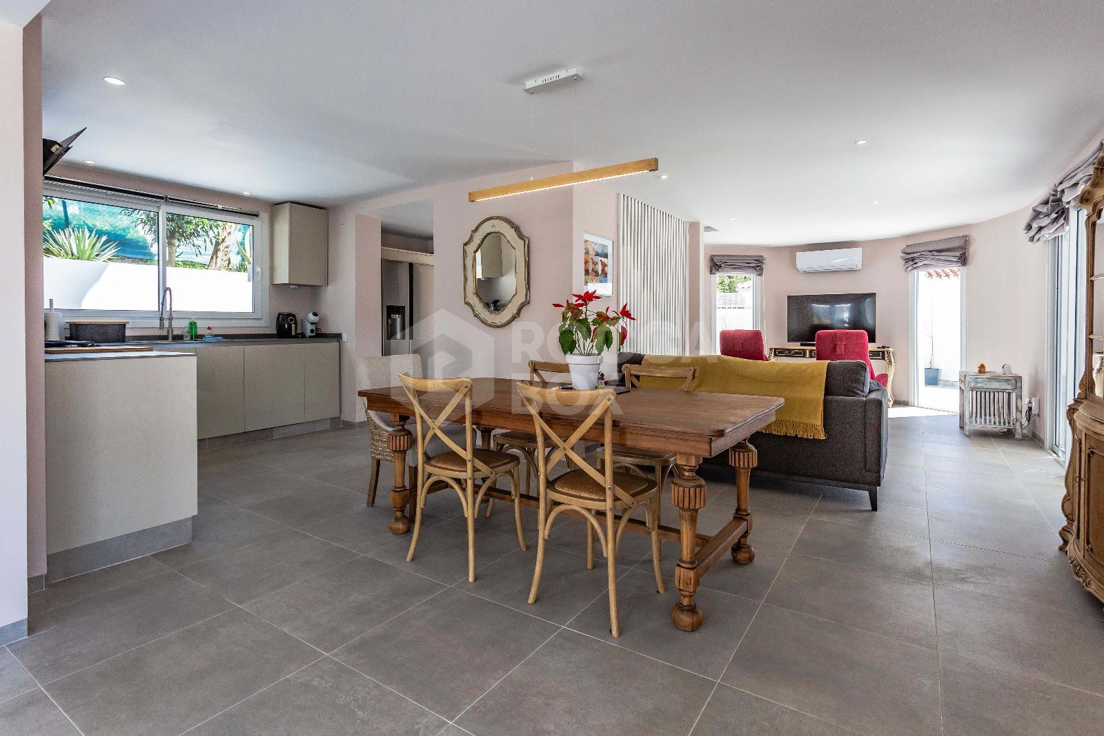 Exquisite Refurbished Villa in Estepona's Desirable Valle Romano.