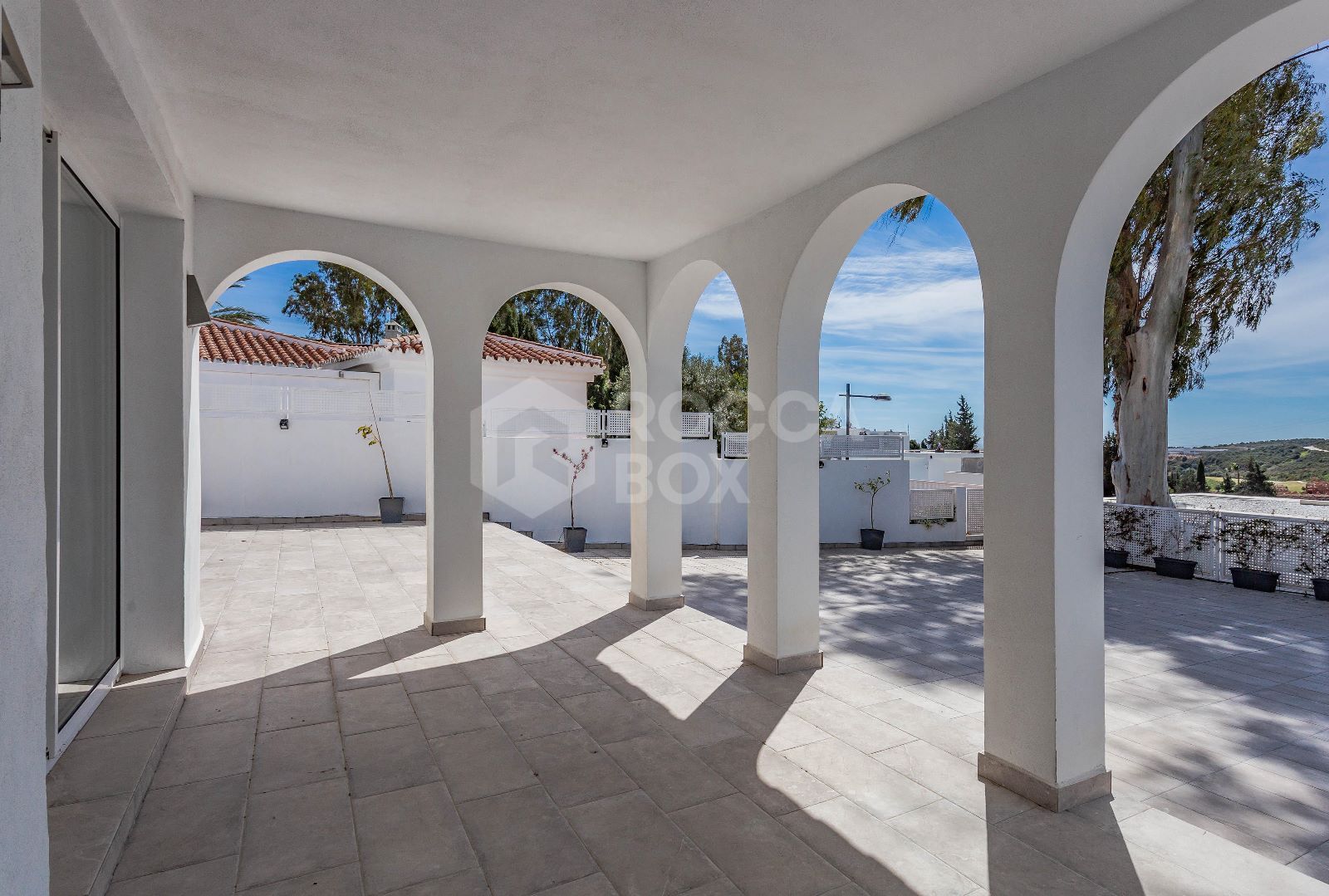 Exquisite Refurbished Villa in Estepona's Desirable Valle Romano.