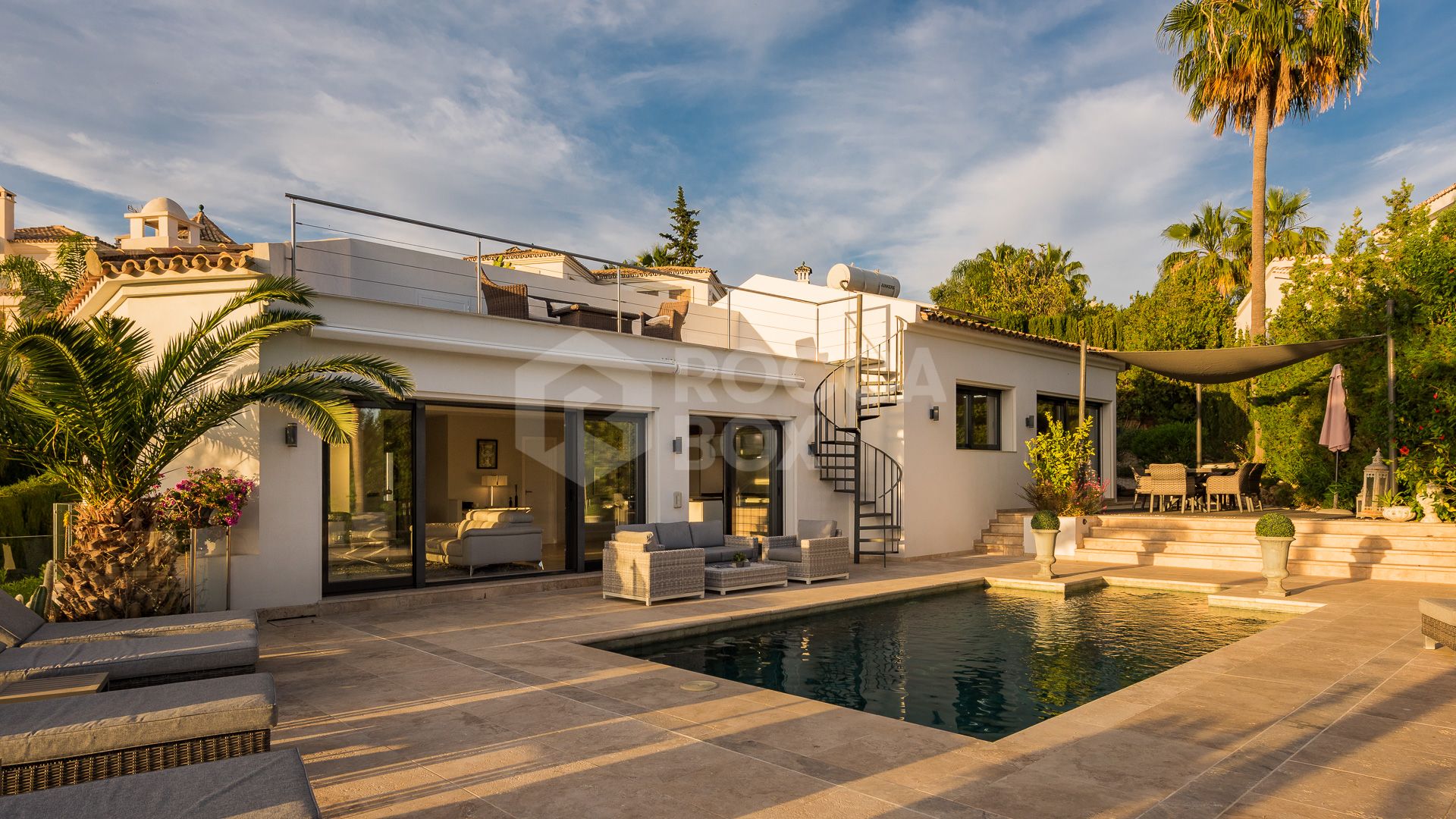 Luxury Villa with 5 Bedrooms, Pool, and Golf Course Views in Prime Location