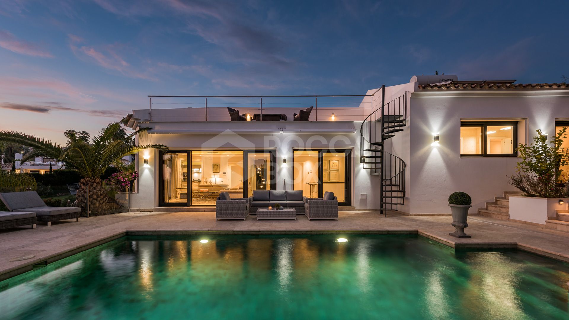 Luxury Villa with 5 Bedrooms, Pool, and Golf Course Views in Prime Location