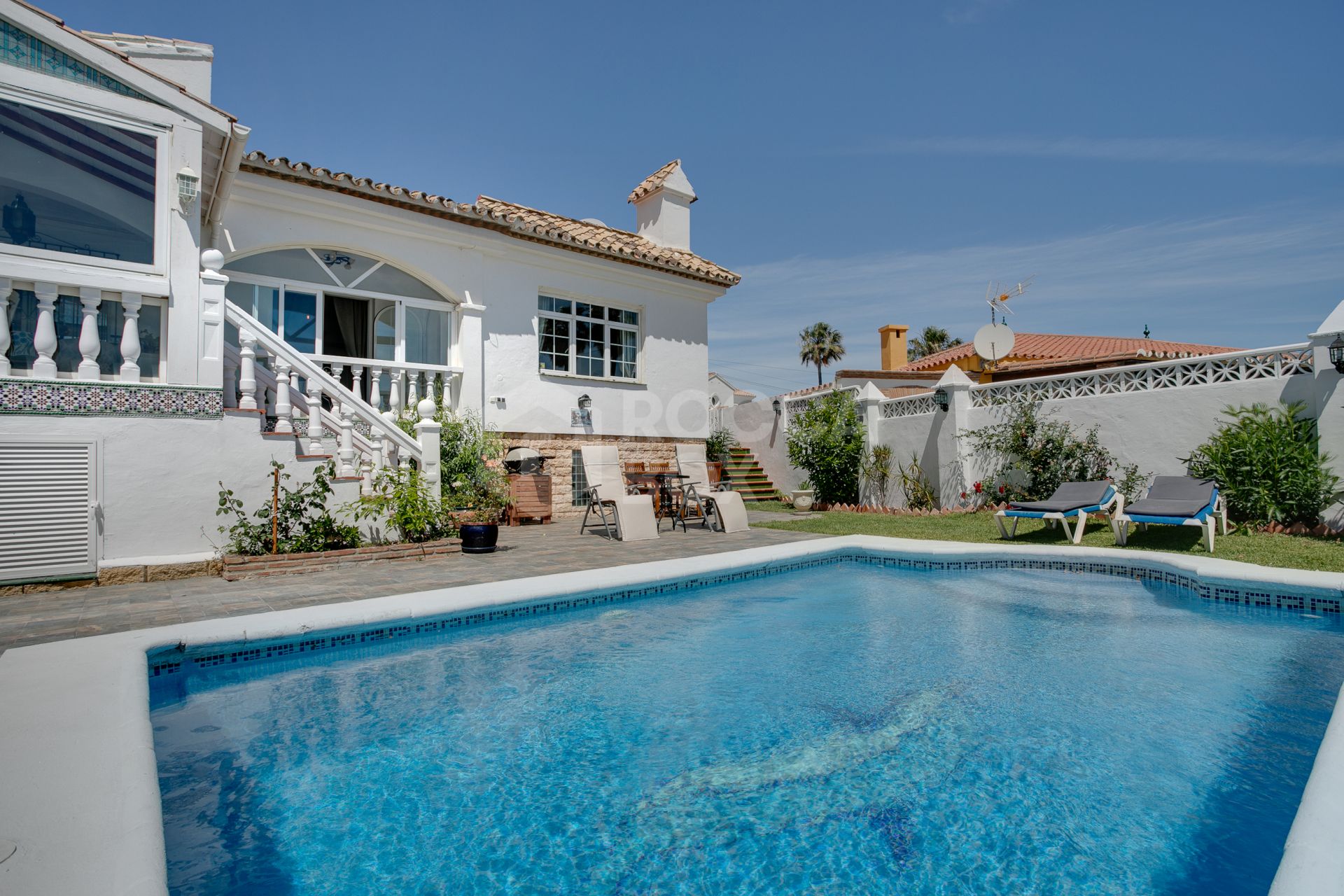 Tranquil Oasis: Charming Villa with Private Pool and Sea Views in Estepona.