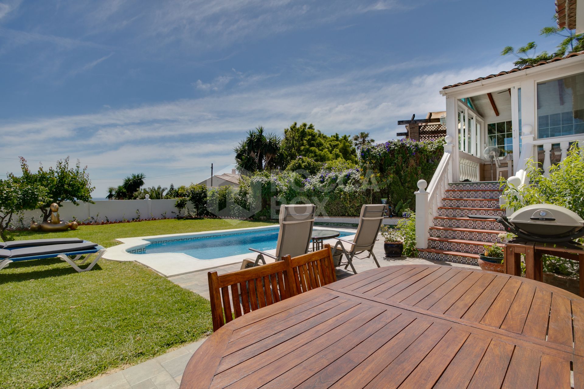 Tranquil Oasis: Charming Villa with Private Pool and Sea Views in Estepona.