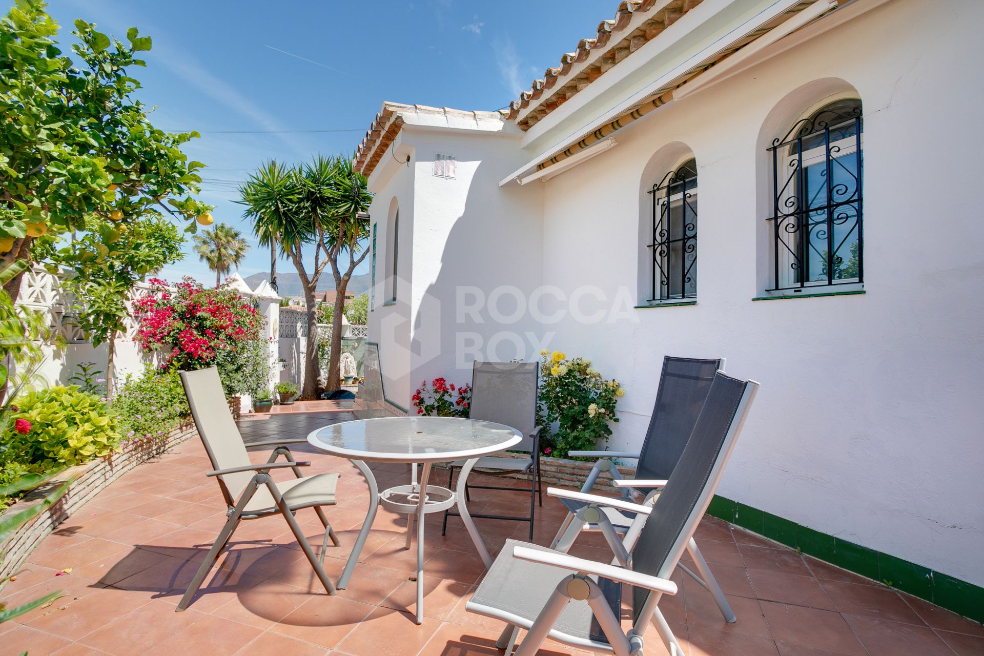 Tranquil Oasis: Charming Villa with Private Pool and Sea Views in Estepona.