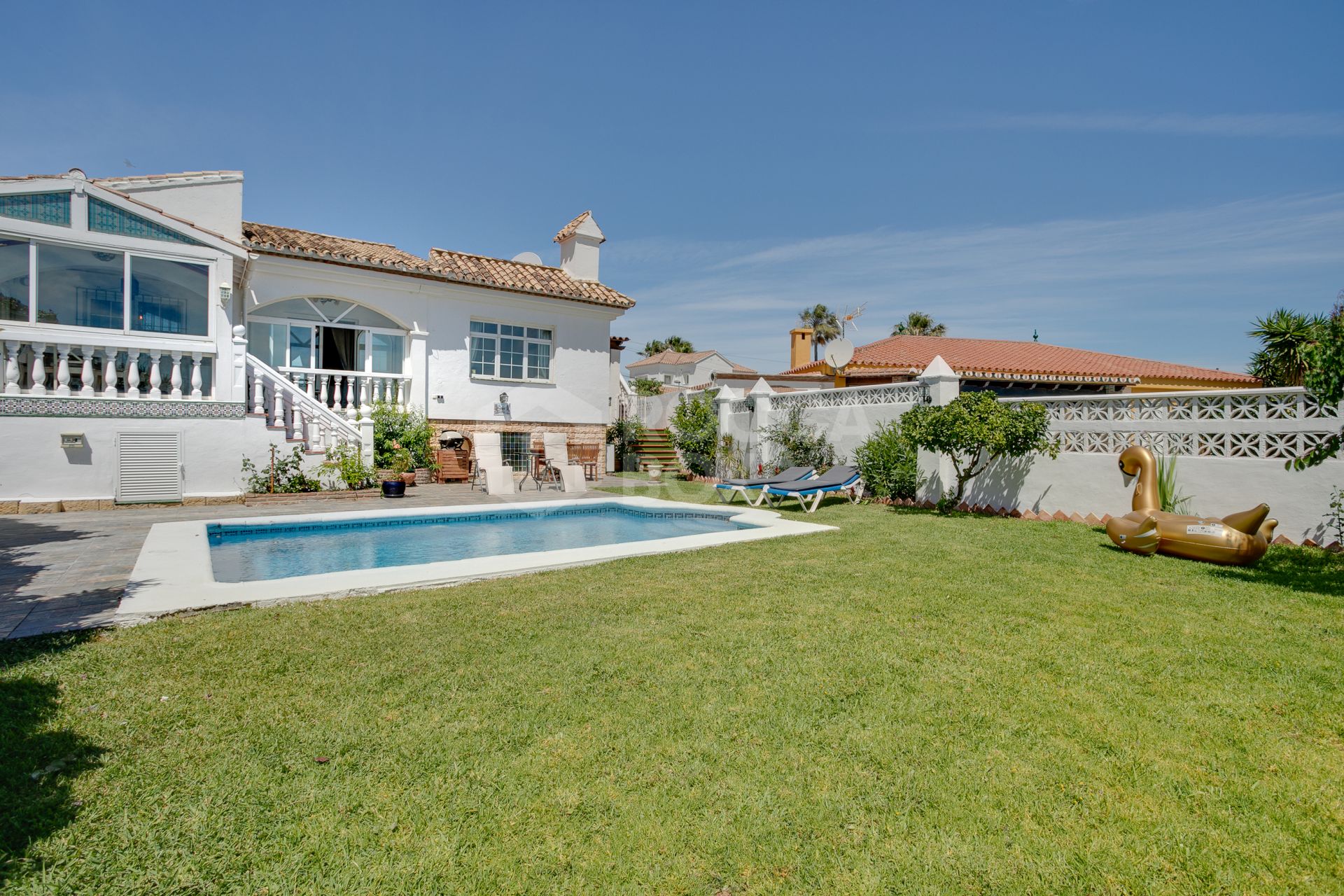 Tranquil Oasis: Charming Villa with Private Pool and Sea Views in Estepona.