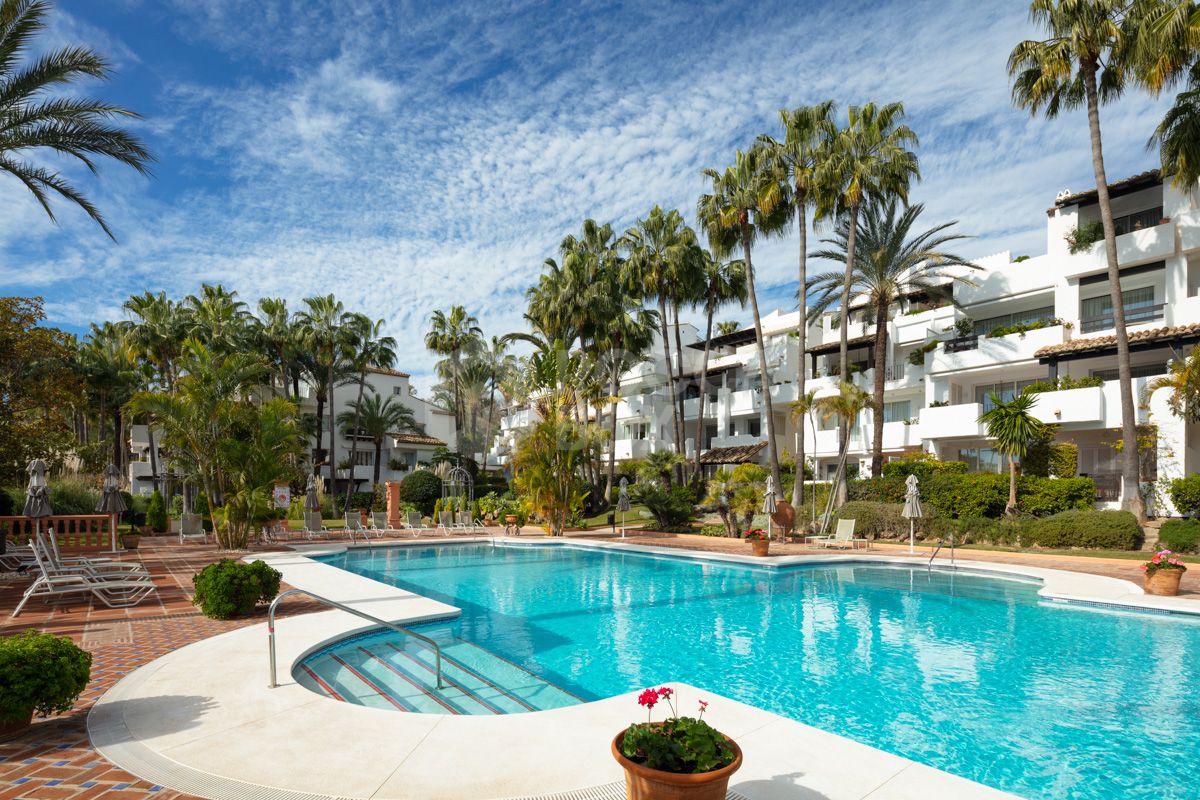 Exquisite Renovated Apartment in Marina Puente Romano: A Luxurious Coastal Retreat on Marbella's Golden Mile