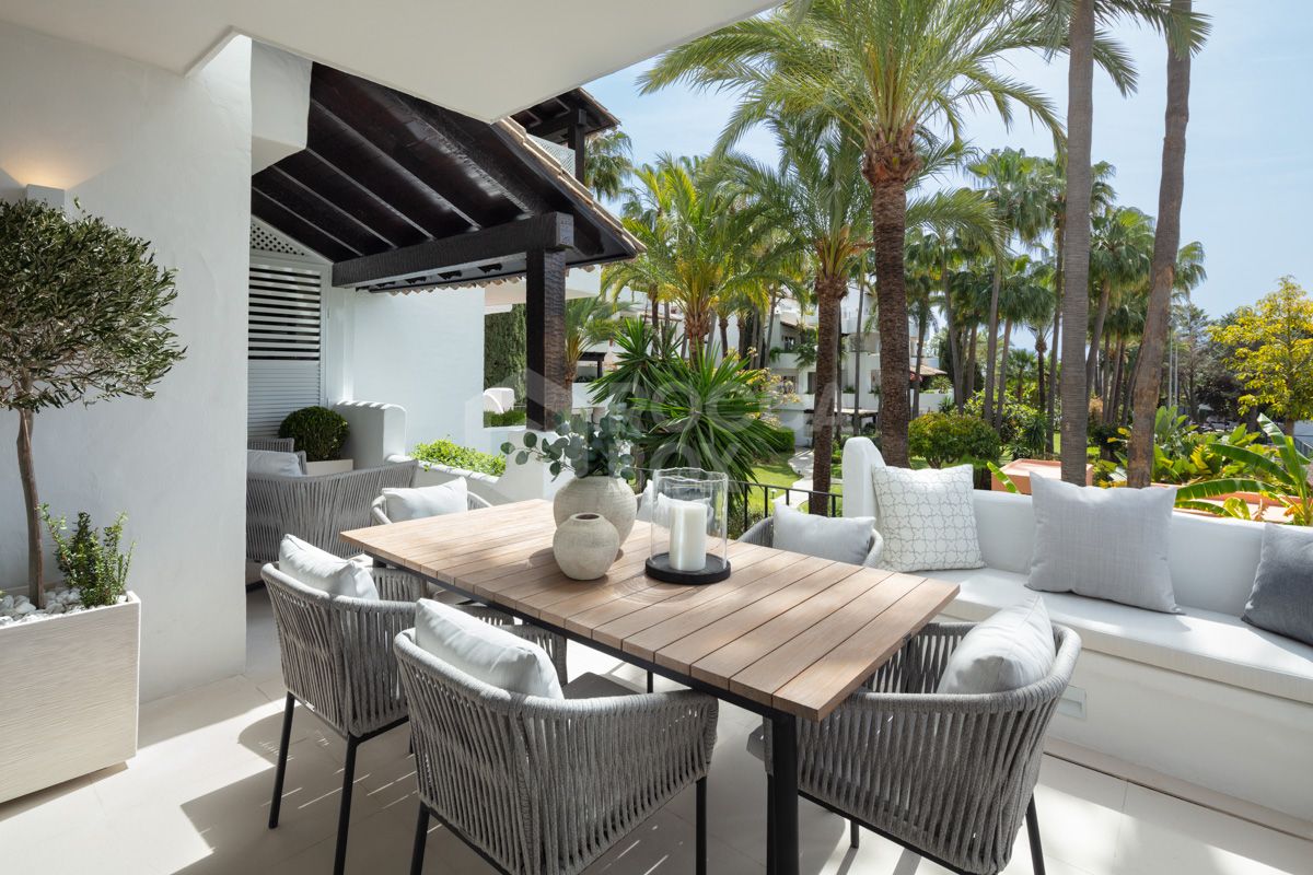 Exquisite Renovated Apartment in Marina Puente Romano: A Luxurious Coastal Retreat on Marbella's Golden Mile