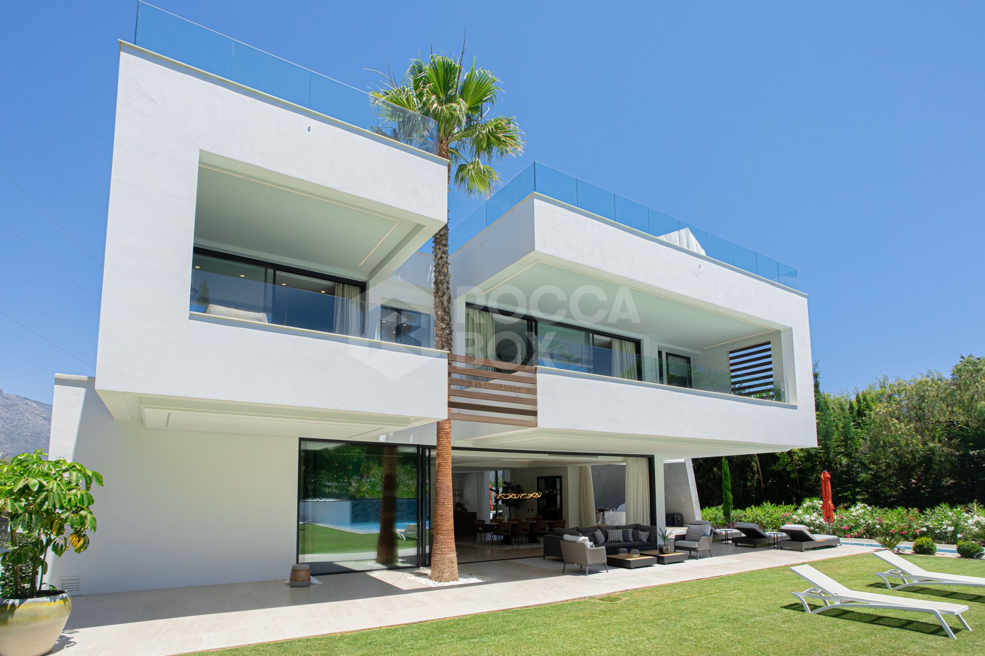 ULTRA MODERN VILLA AVAILABLE IN THE HEART OF NUEVA ANDALUCIA, JUST MINUTES FROM THE BEACH & THE FAMOUS PUERTO BANUS!