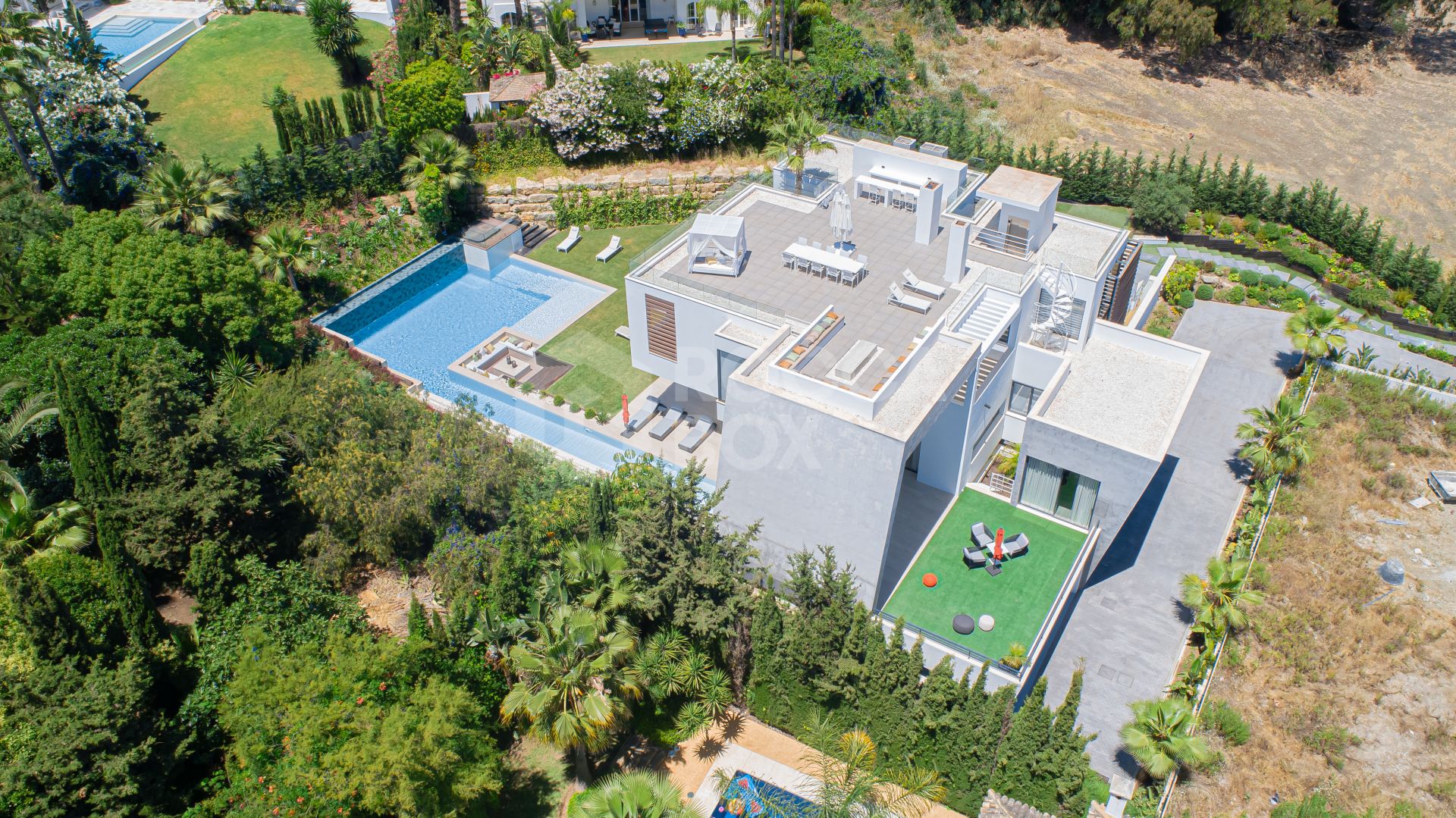 ULTRA MODERN VILLA AVAILABLE IN THE HEART OF NUEVA ANDALUCIA, JUST MINUTES FROM THE BEACH & THE FAMOUS PUERTO BANUS!