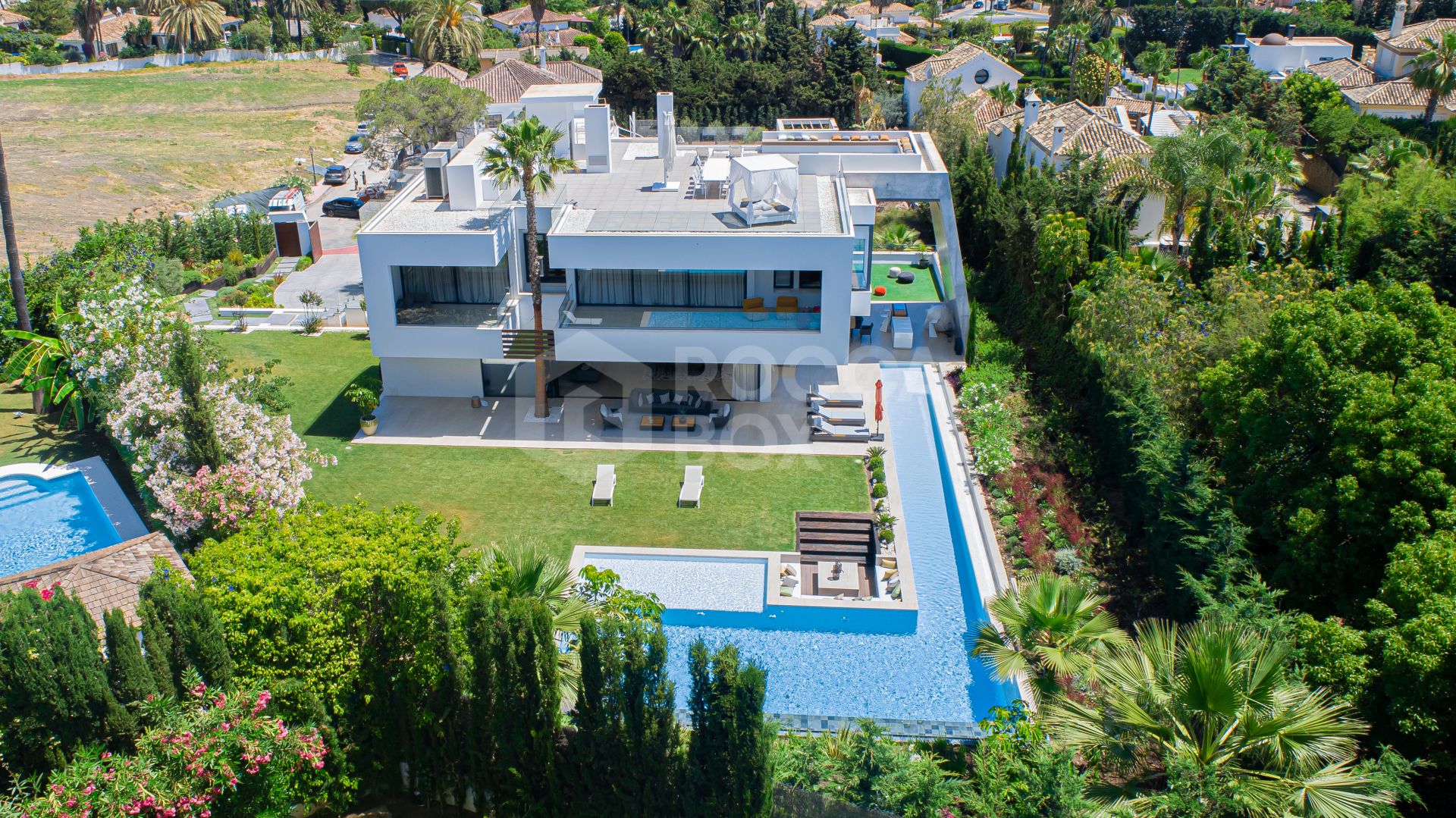 ULTRA MODERN VILLA AVAILABLE IN THE HEART OF NUEVA ANDALUCIA, JUST MINUTES FROM THE BEACH & THE FAMOUS PUERTO BANUS!