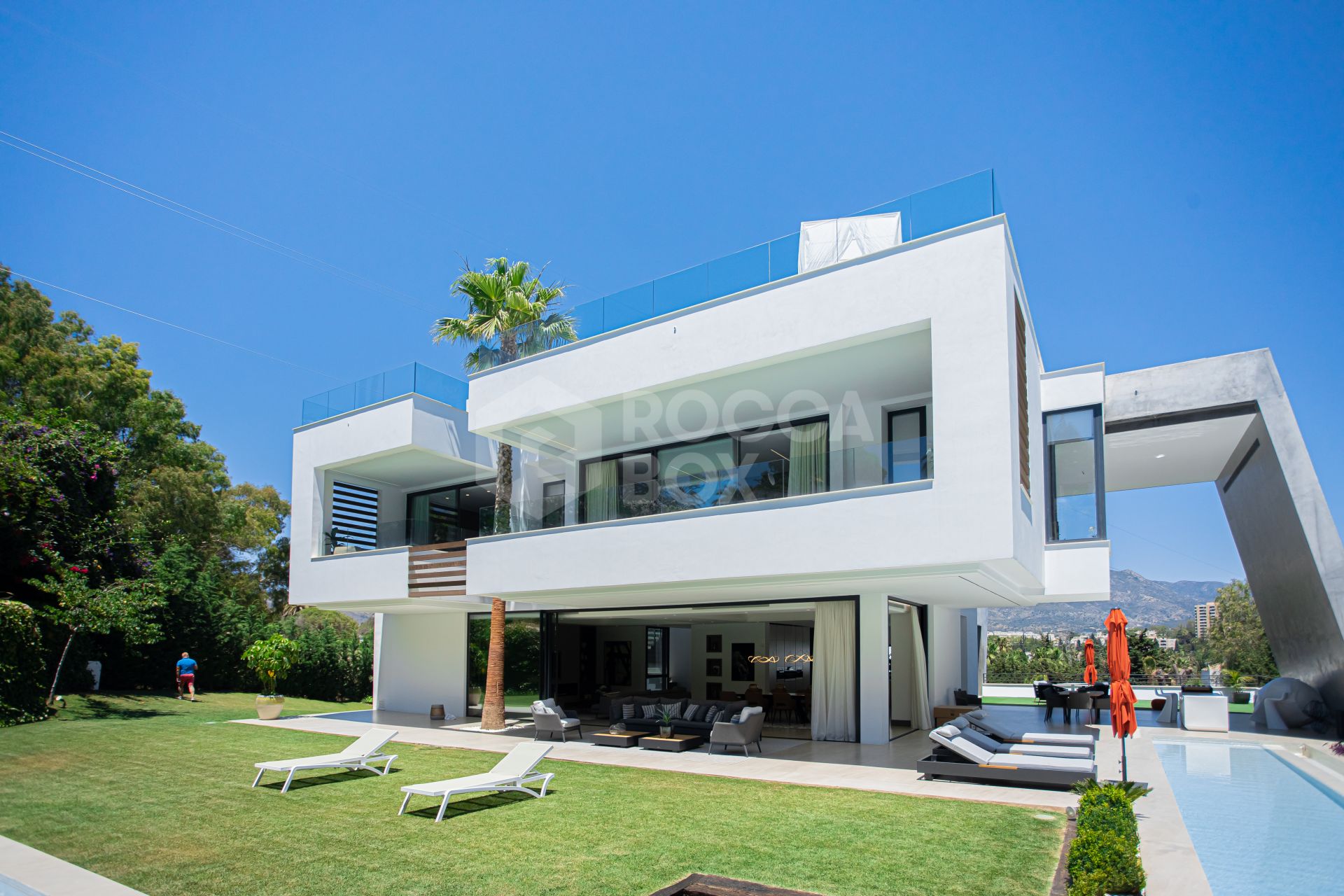 ULTRA MODERN VILLA AVAILABLE IN THE HEART OF NUEVA ANDALUCIA, JUST MINUTES FROM THE BEACH & THE FAMOUS PUERTO BANUS!