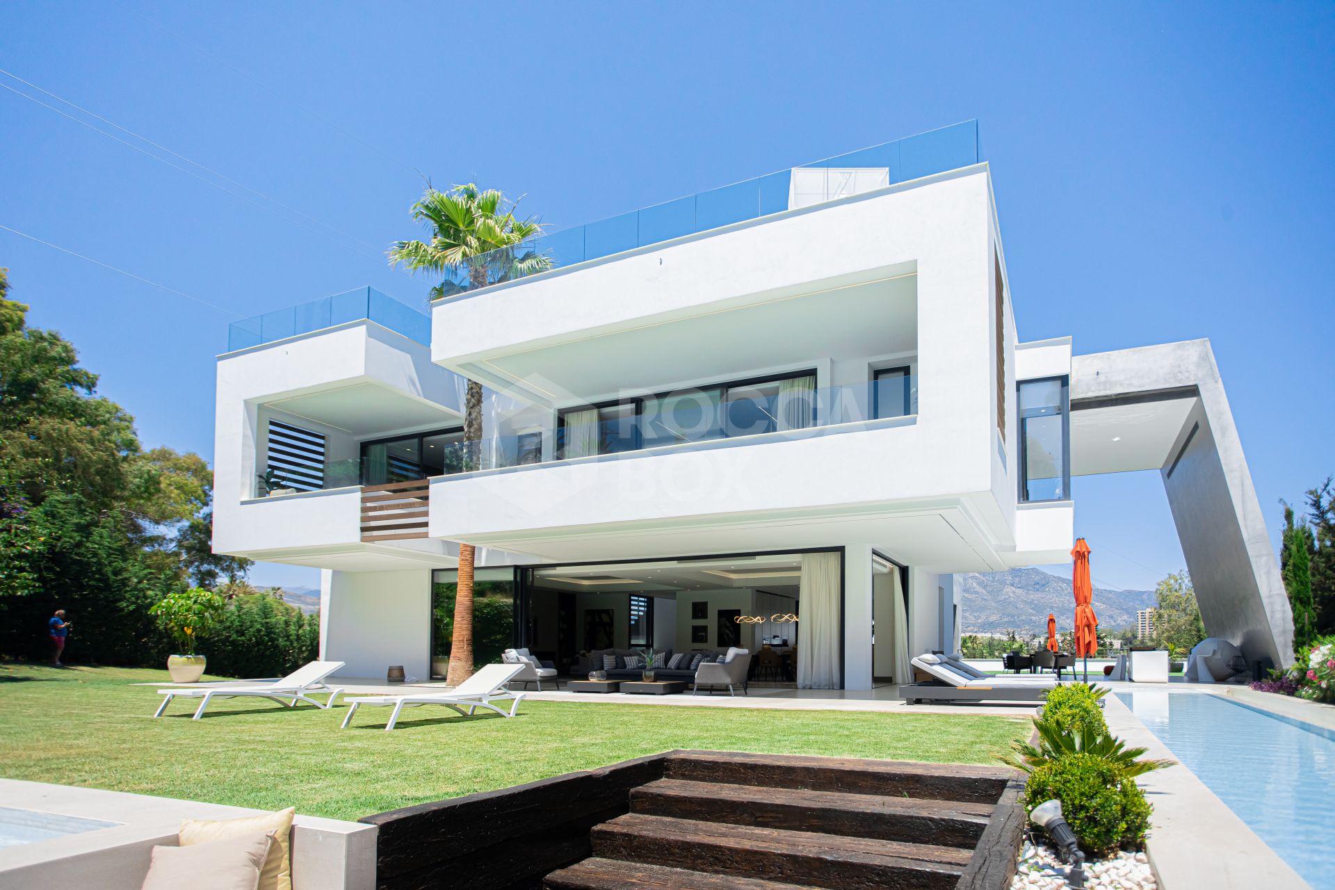 ULTRA MODERN VILLA AVAILABLE IN THE HEART OF NUEVA ANDALUCIA, JUST MINUTES FROM THE BEACH & THE FAMOUS PUERTO BANUS!