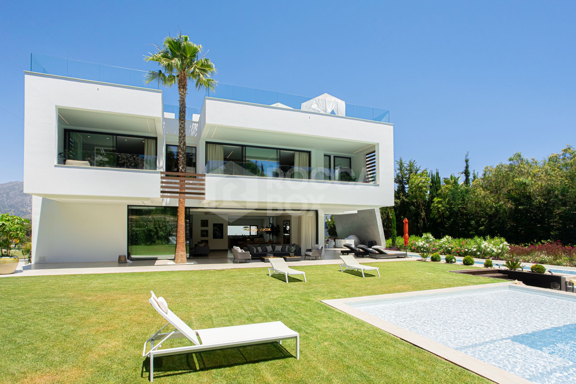 ULTRA MODERN VILLA AVAILABLE IN THE HEART OF NUEVA ANDALUCIA, JUST MINUTES FROM THE BEACH & THE FAMOUS PUERTO BANUS!