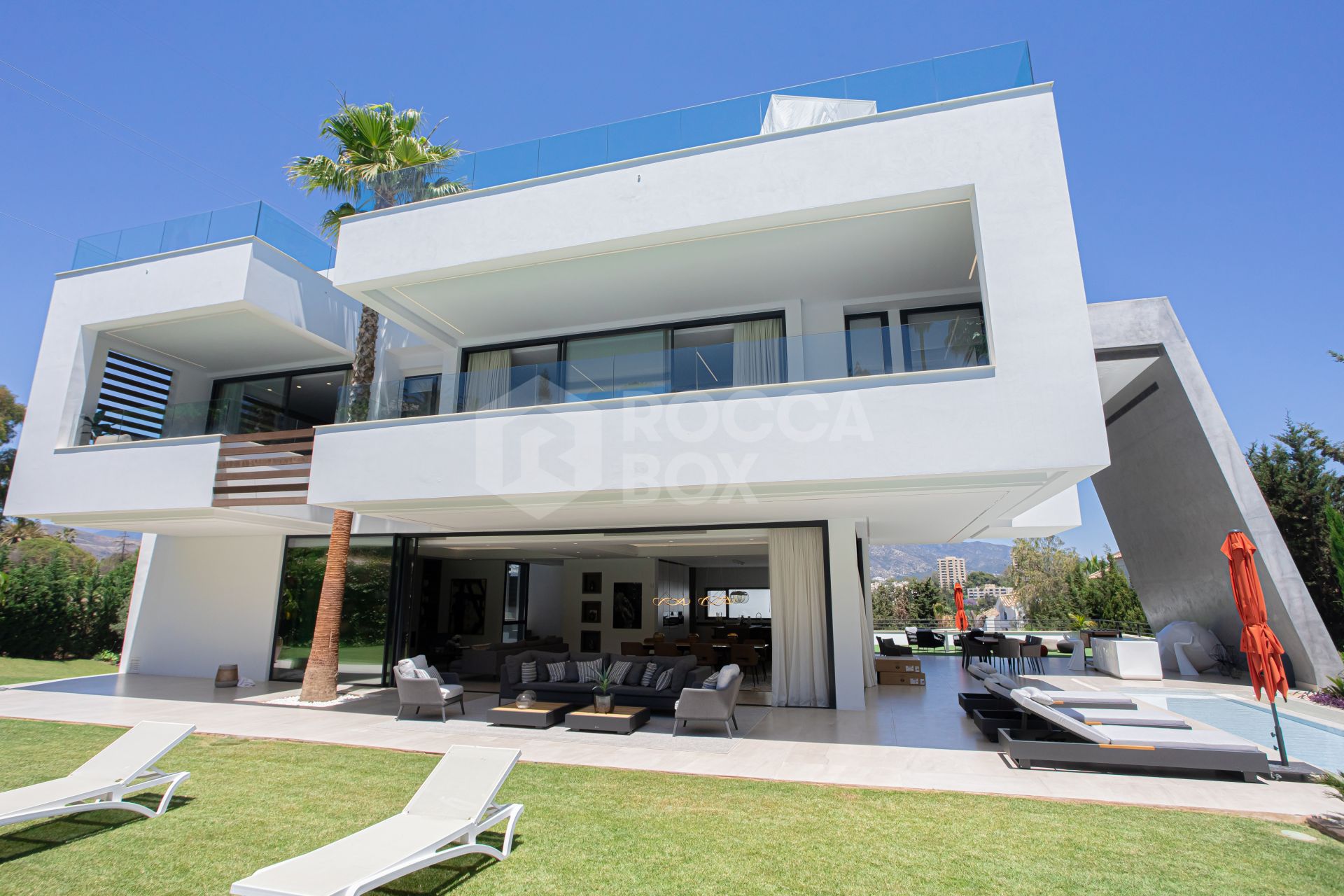 ULTRA MODERN VILLA AVAILABLE IN THE HEART OF NUEVA ANDALUCIA, JUST MINUTES FROM THE BEACH & THE FAMOUS PUERTO BANUS!