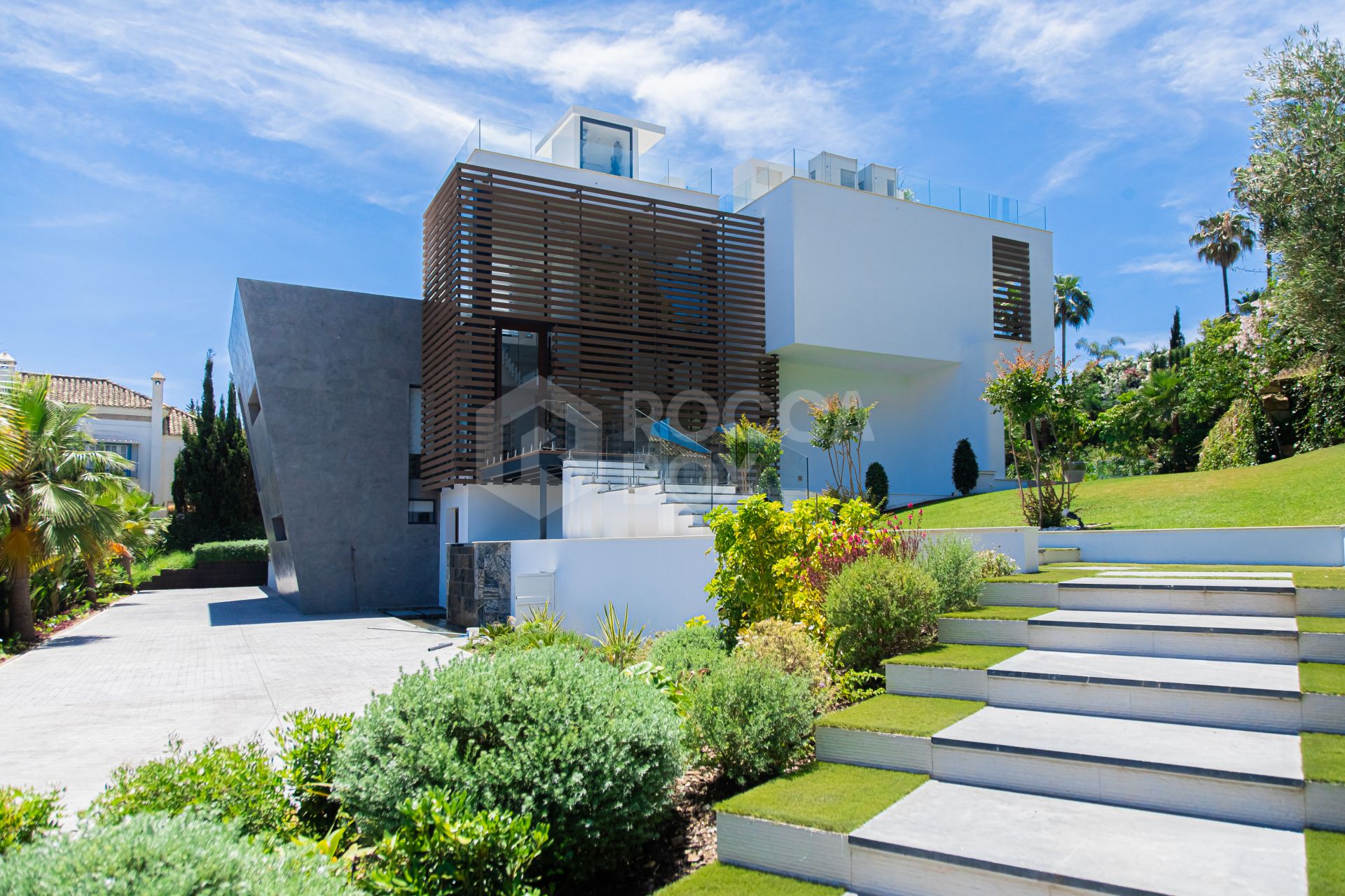 ULTRA MODERN VILLA AVAILABLE IN THE HEART OF NUEVA ANDALUCIA, JUST MINUTES FROM THE BEACH & THE FAMOUS PUERTO BANUS!