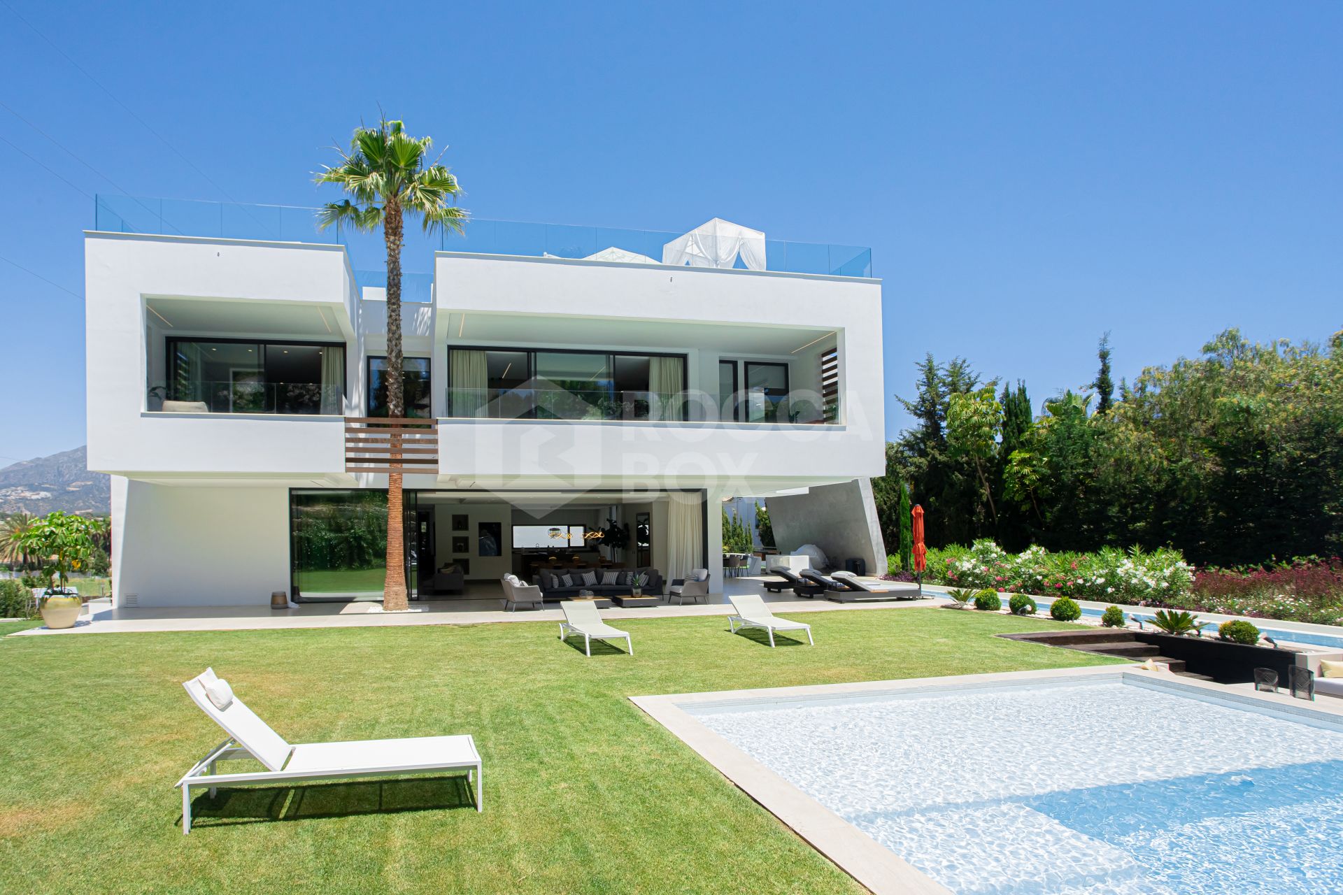 ULTRA MODERN VILLA AVAILABLE IN THE HEART OF NUEVA ANDALUCIA, JUST MINUTES FROM THE BEACH & THE FAMOUS PUERTO BANUS!