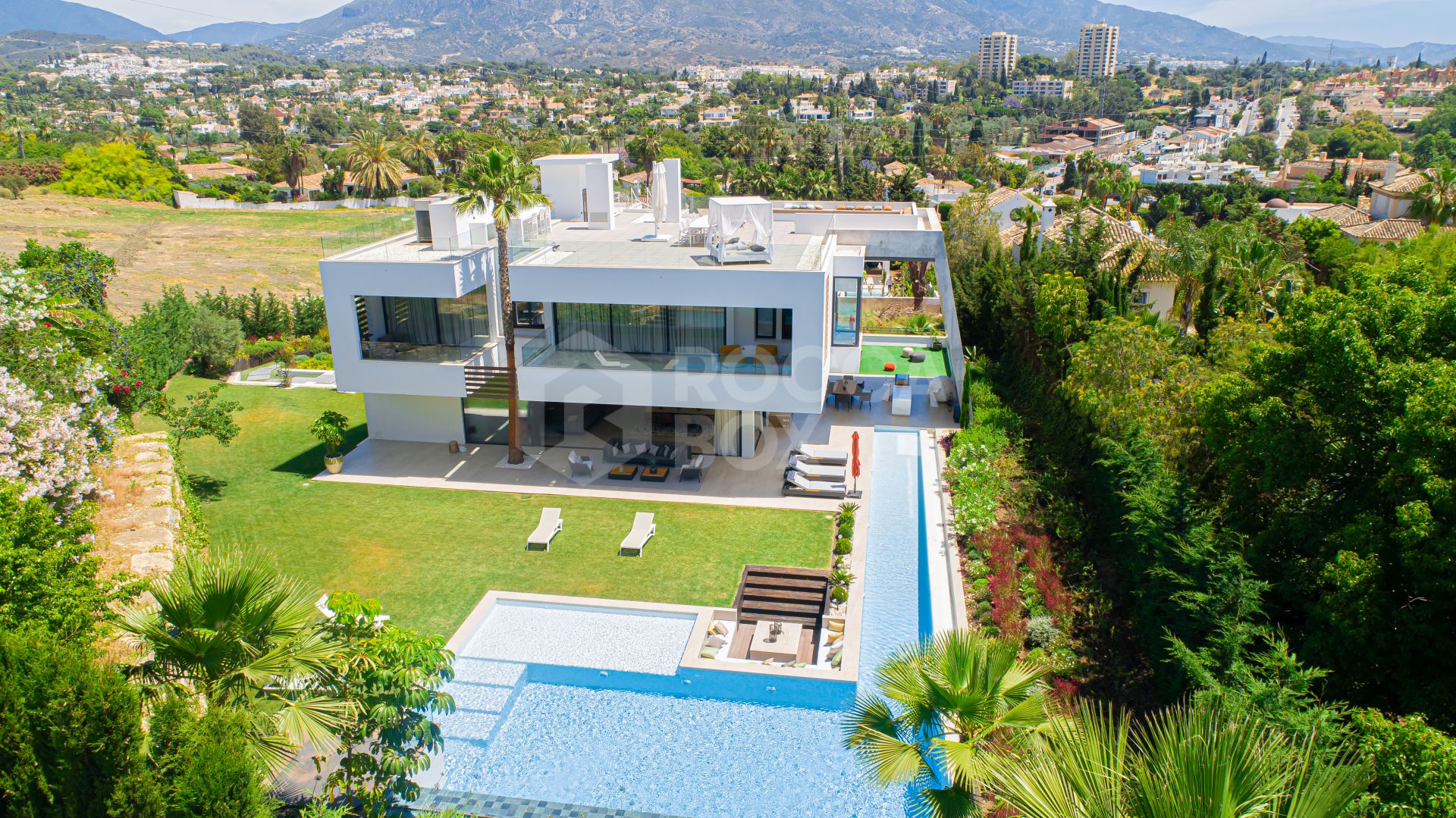 ULTRA MODERN VILLA AVAILABLE IN THE HEART OF NUEVA ANDALUCIA, JUST MINUTES FROM THE BEACH & THE FAMOUS PUERTO BANUS!