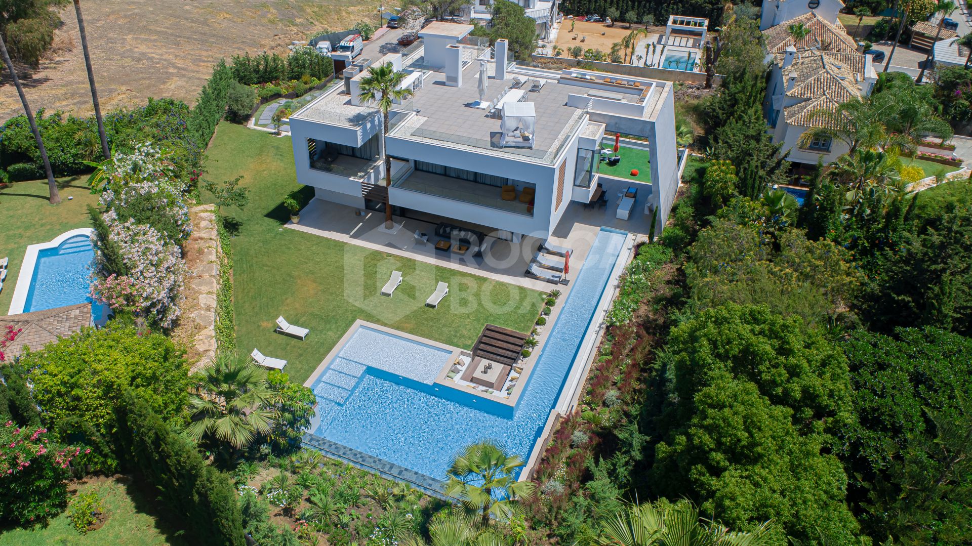 ULTRA MODERN VILLA AVAILABLE IN THE HEART OF NUEVA ANDALUCIA, JUST MINUTES FROM THE BEACH & THE FAMOUS PUERTO BANUS!