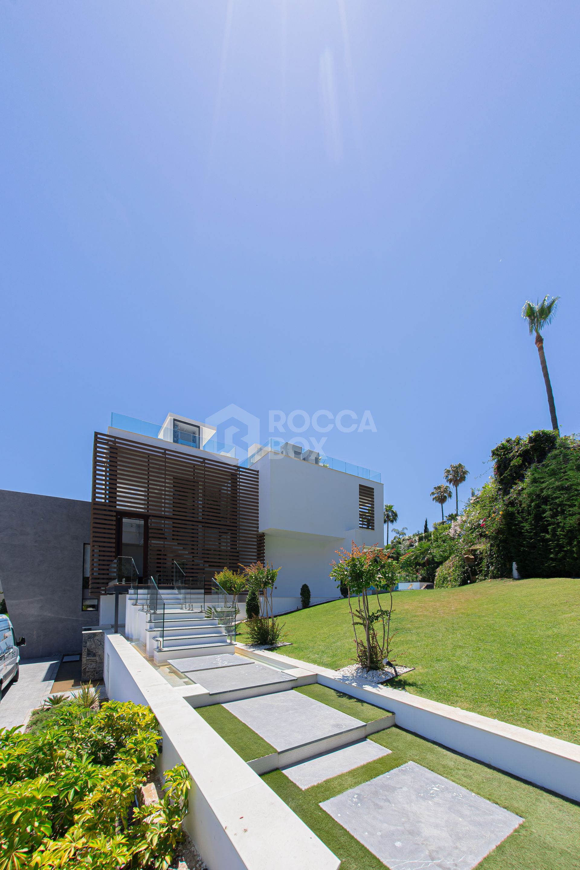 ULTRA MODERN VILLA AVAILABLE IN THE HEART OF NUEVA ANDALUCIA, JUST MINUTES FROM THE BEACH & THE FAMOUS PUERTO BANUS!