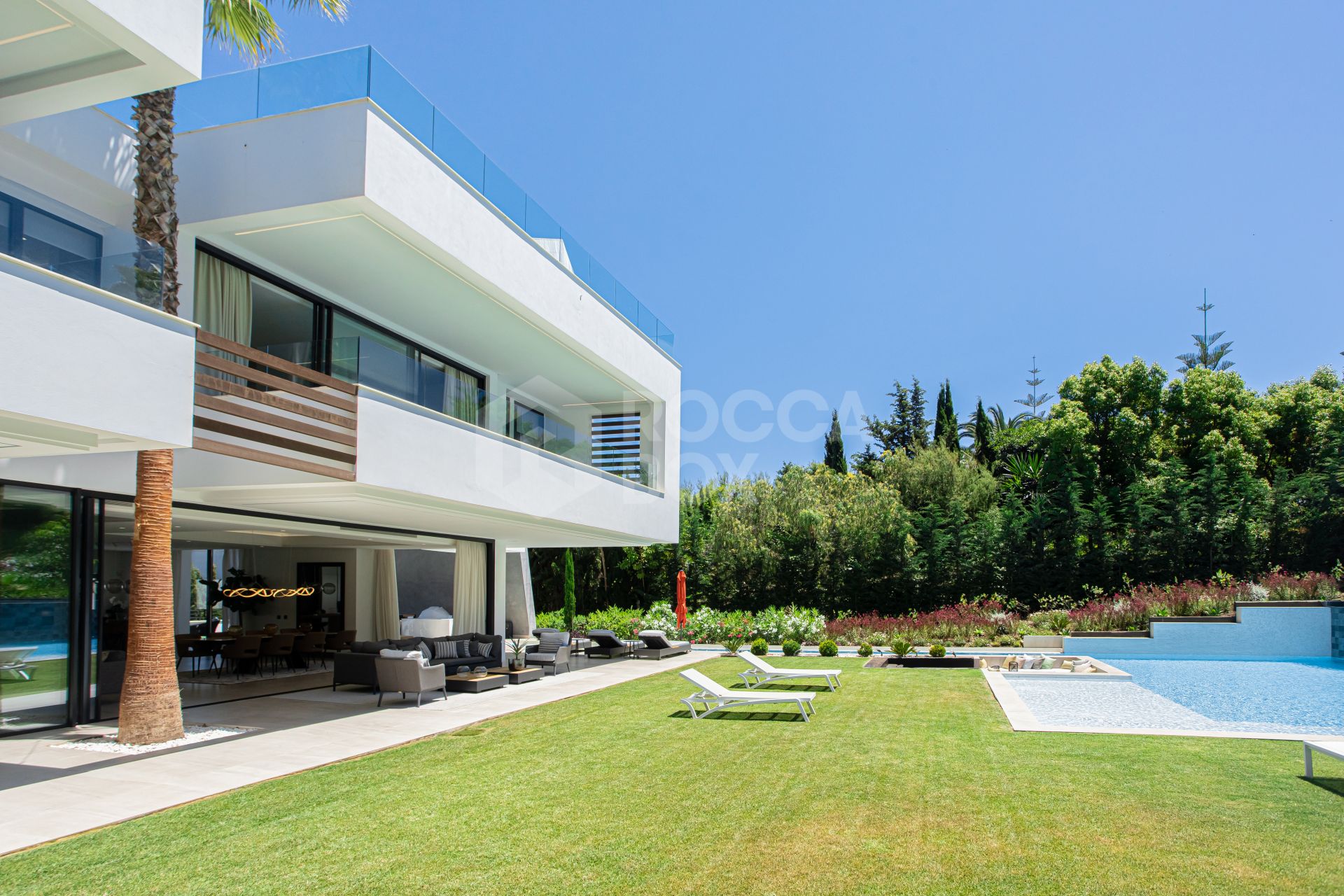 ULTRA MODERN VILLA AVAILABLE IN THE HEART OF NUEVA ANDALUCIA, JUST MINUTES FROM THE BEACH & THE FAMOUS PUERTO BANUS!