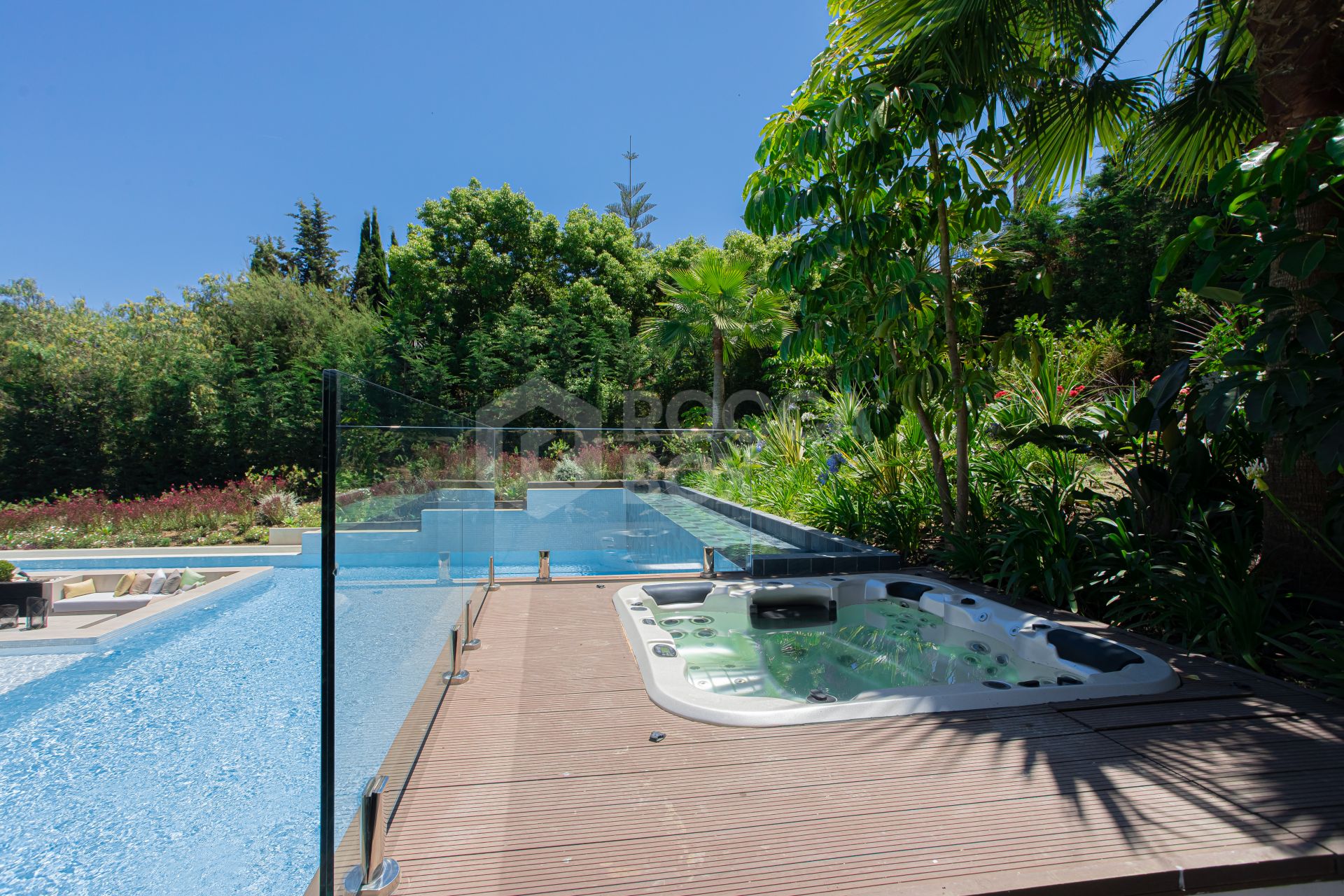 ULTRA MODERN VILLA AVAILABLE IN THE HEART OF NUEVA ANDALUCIA, JUST MINUTES FROM THE BEACH & THE FAMOUS PUERTO BANUS!