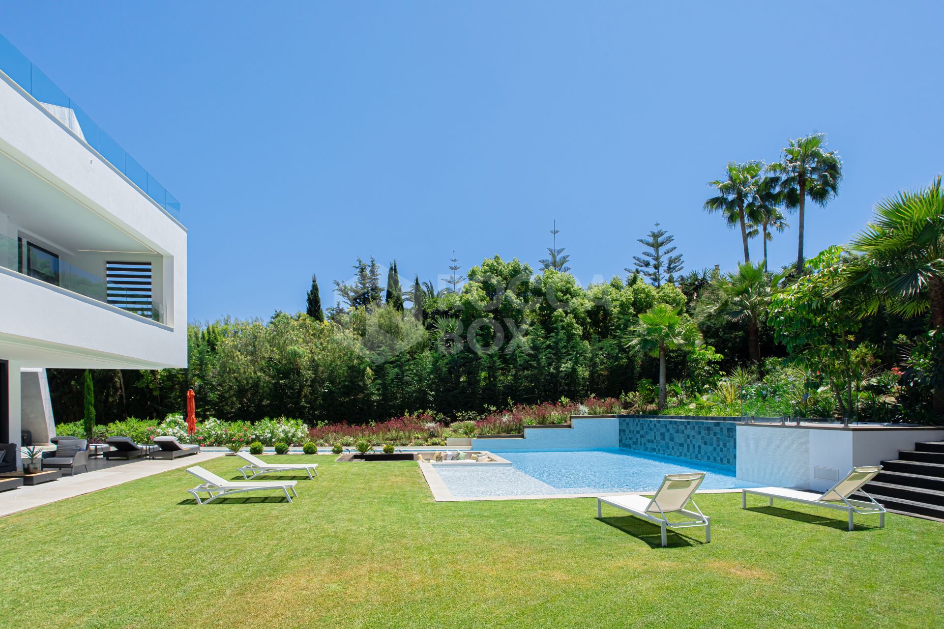 ULTRA MODERN VILLA AVAILABLE IN THE HEART OF NUEVA ANDALUCIA, JUST MINUTES FROM THE BEACH & THE FAMOUS PUERTO BANUS!