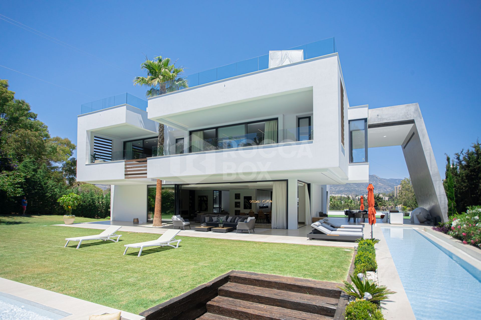 ULTRA MODERN VILLA AVAILABLE IN THE HEART OF NUEVA ANDALUCIA, JUST MINUTES FROM THE BEACH & THE FAMOUS PUERTO BANUS!