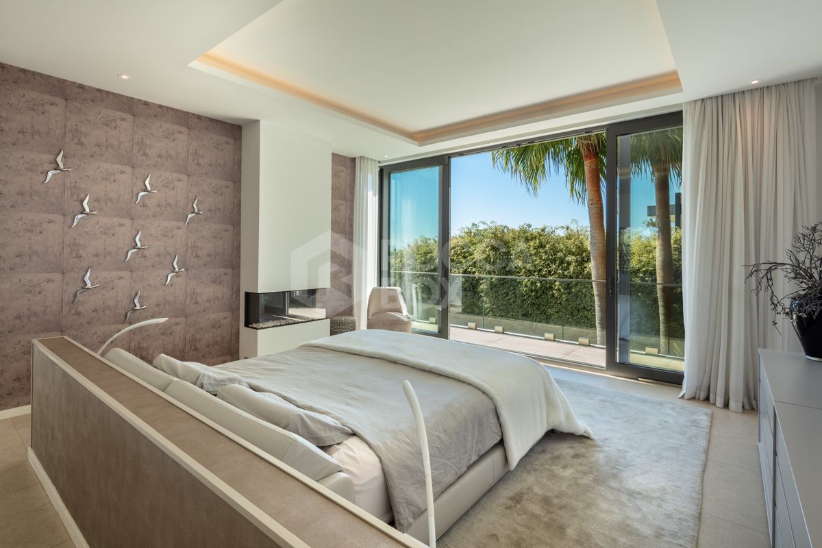 Spectacular Modern Villa in El Herrojo: Captivating Design, Entertainment Paradise, and Premier Location