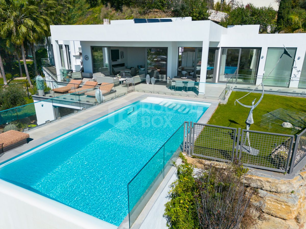Spectacular Modern Villa in El Herrojo: Captivating Design, Entertainment Paradise, and Premier Location