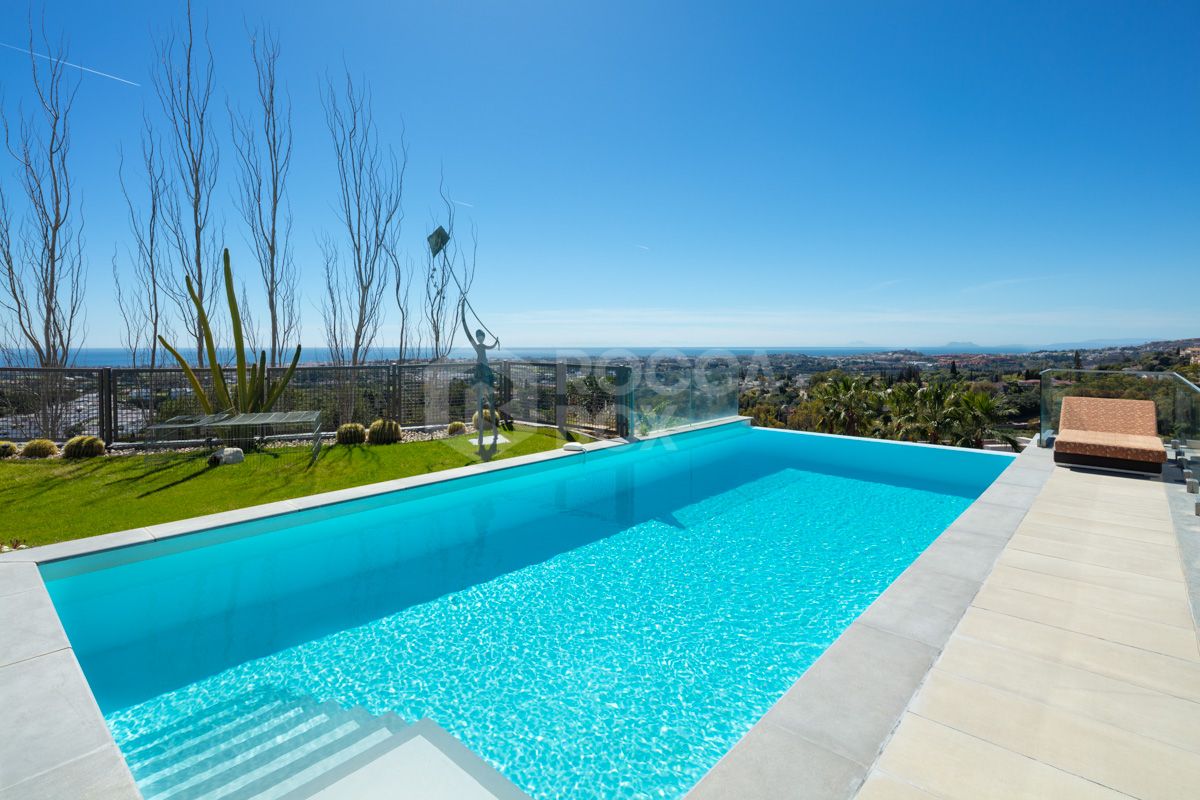 Spectacular Modern Villa in El Herrojo: Captivating Design, Entertainment Paradise, and Premier Location