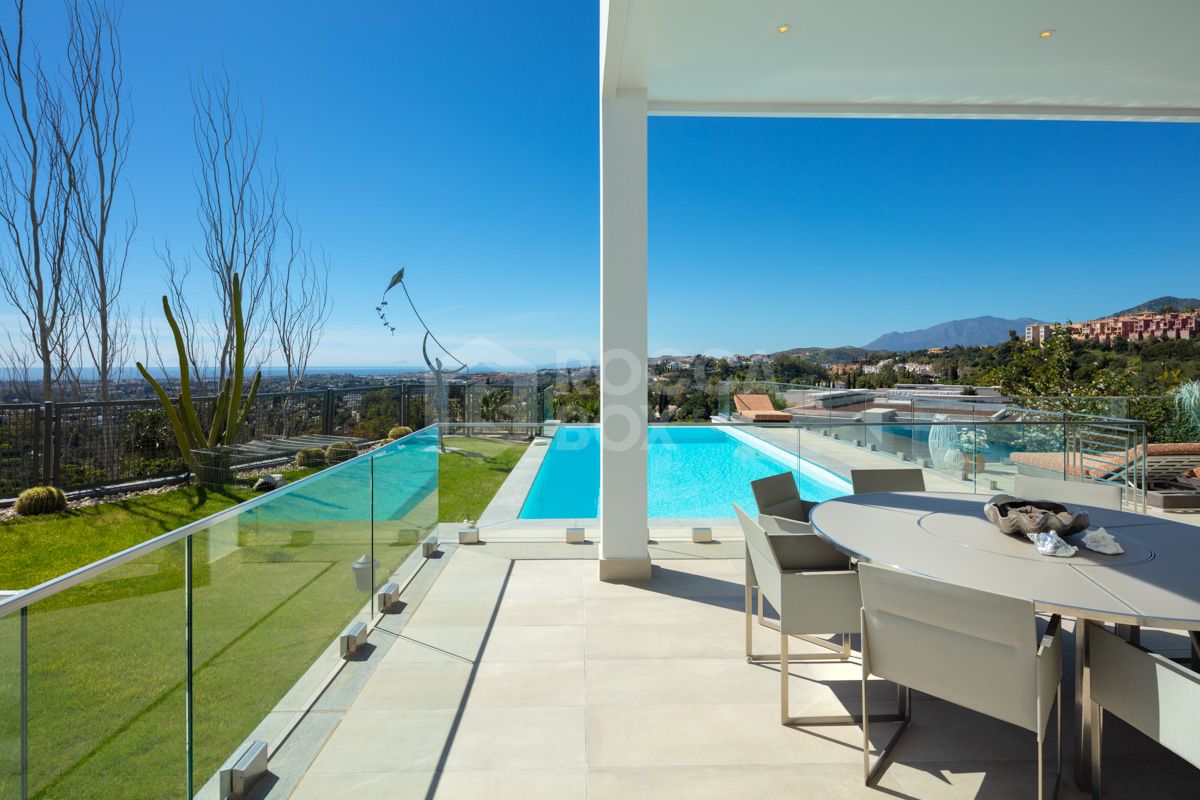 Spectacular Modern Villa in El Herrojo: Captivating Design, Entertainment Paradise, and Premier Location