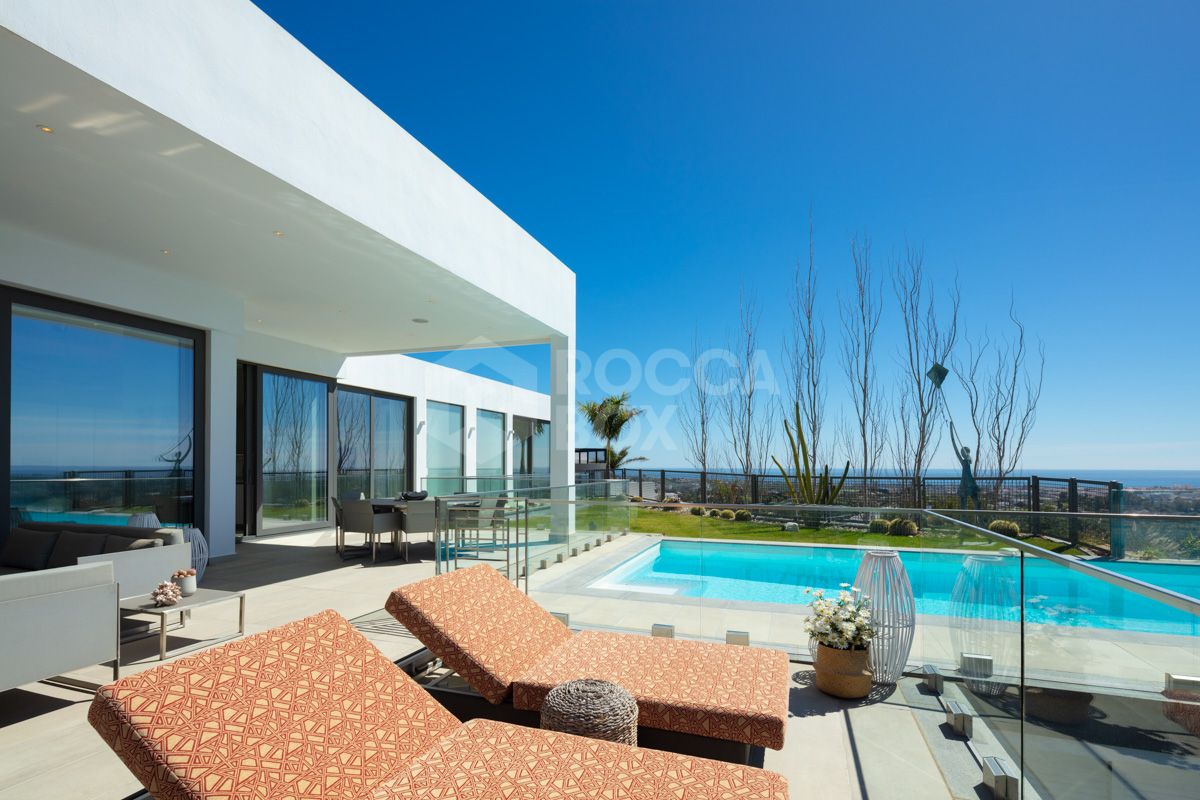 Spectacular Modern Villa in El Herrojo: Captivating Design, Entertainment Paradise, and Premier Location