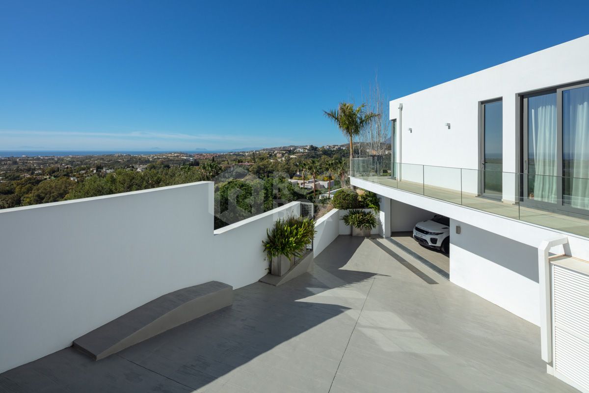 Spectacular Modern Villa in El Herrojo: Captivating Design, Entertainment Paradise, and Premier Location