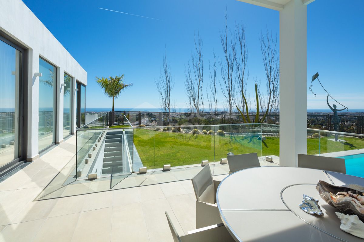 Spectacular Modern Villa in El Herrojo: Captivating Design, Entertainment Paradise, and Premier Location