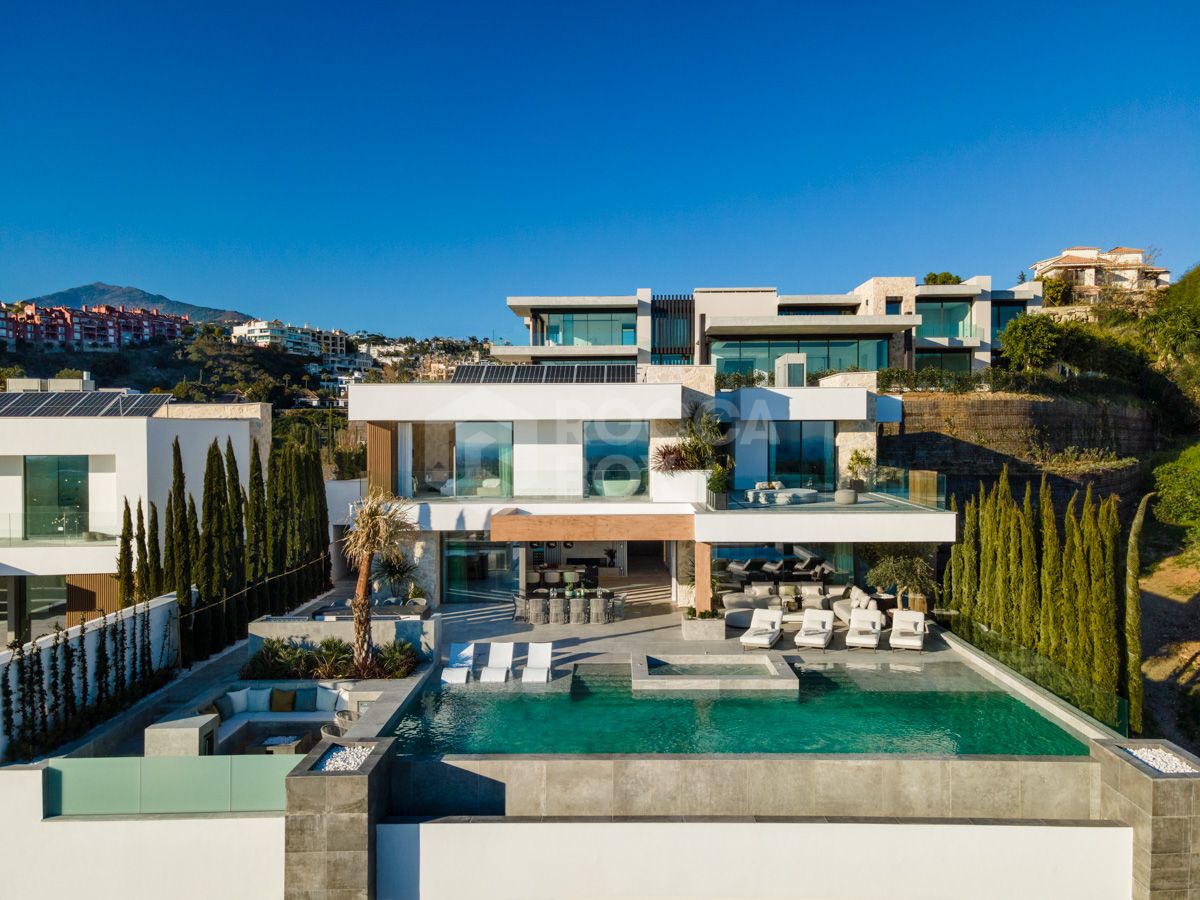 Contemporary Masterpiece in The Hills, La Quinta: A Luxurious Haven in Marbella